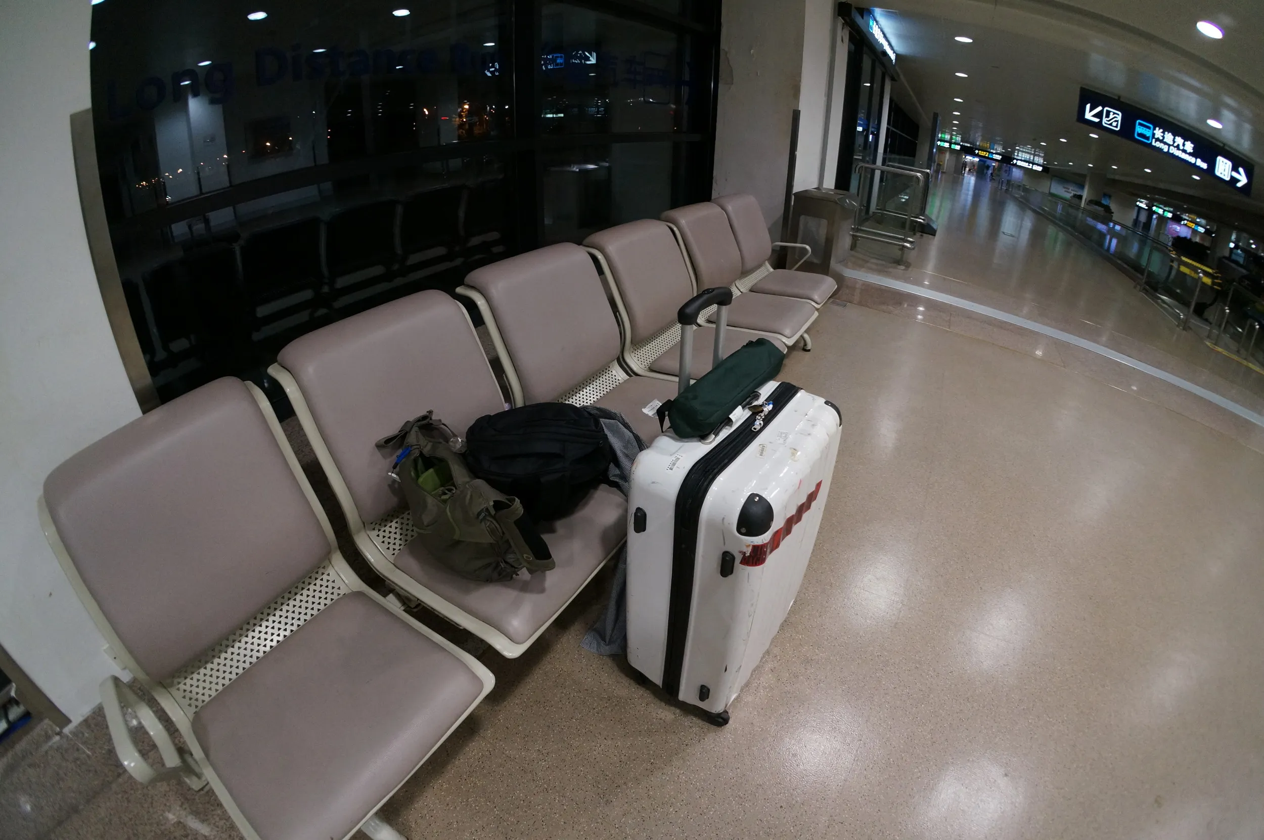 空港で寝る準備