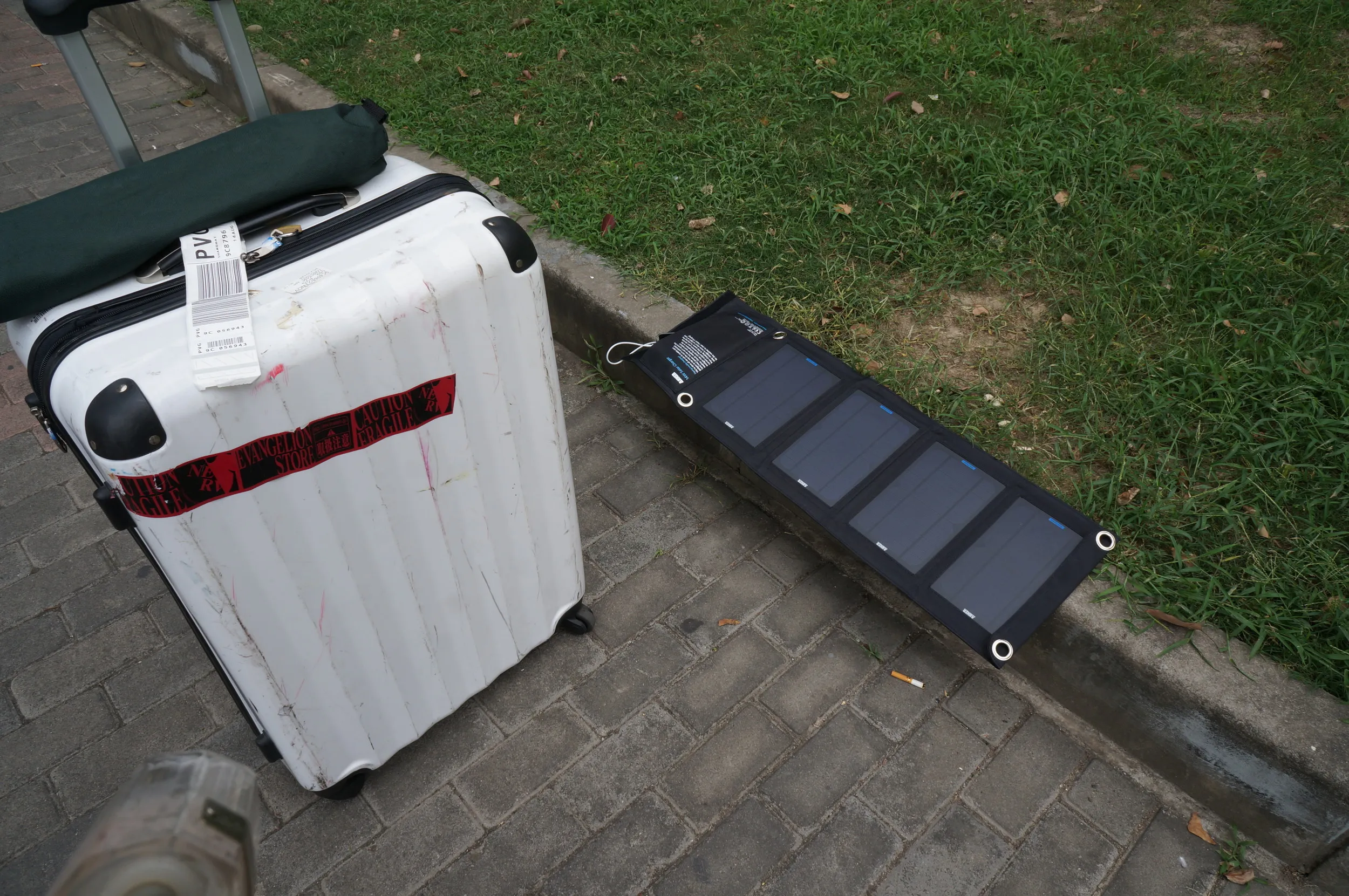 ソーラー充電器で充電中