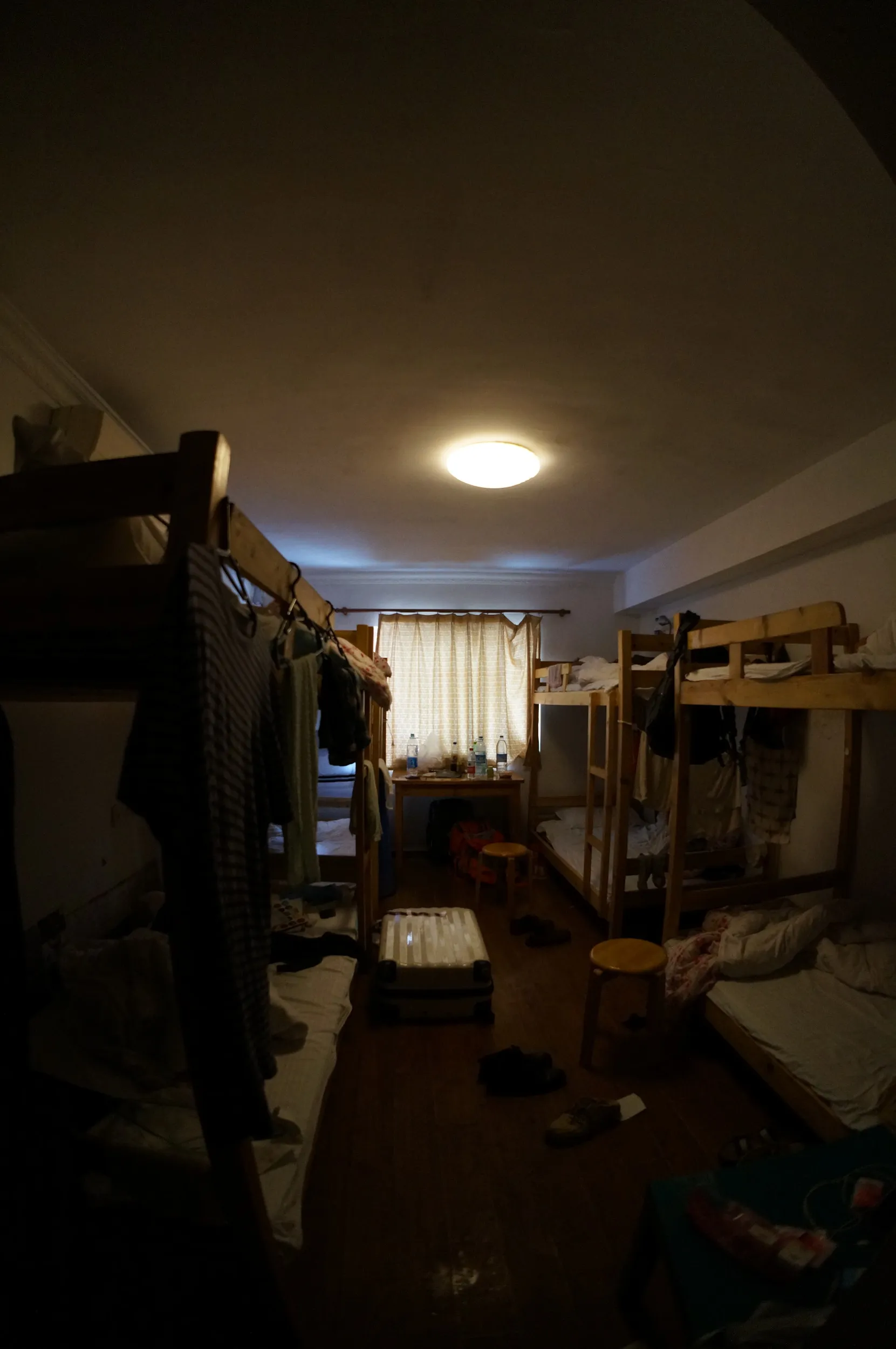 ユースホステルのドミトリー