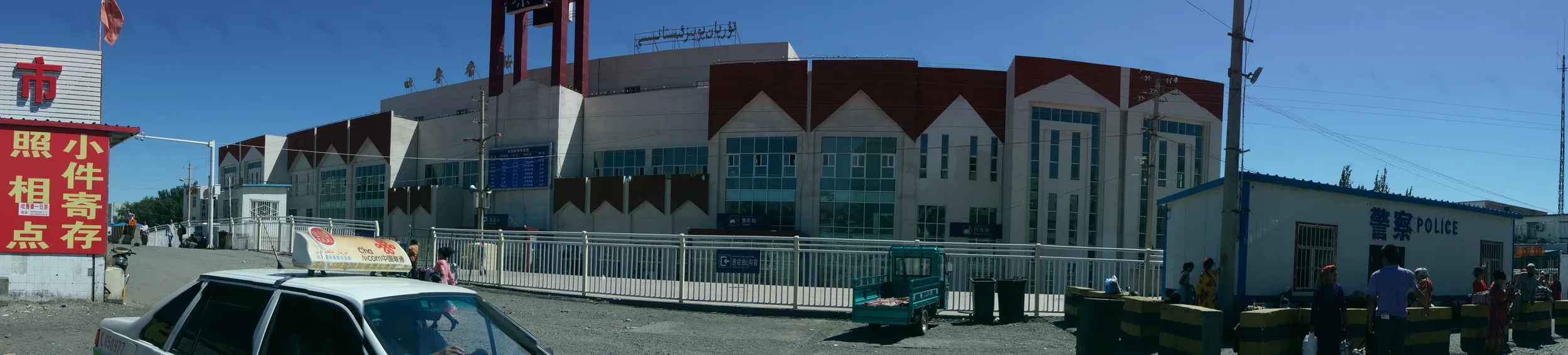 トルファン駅前のパノラマ写真