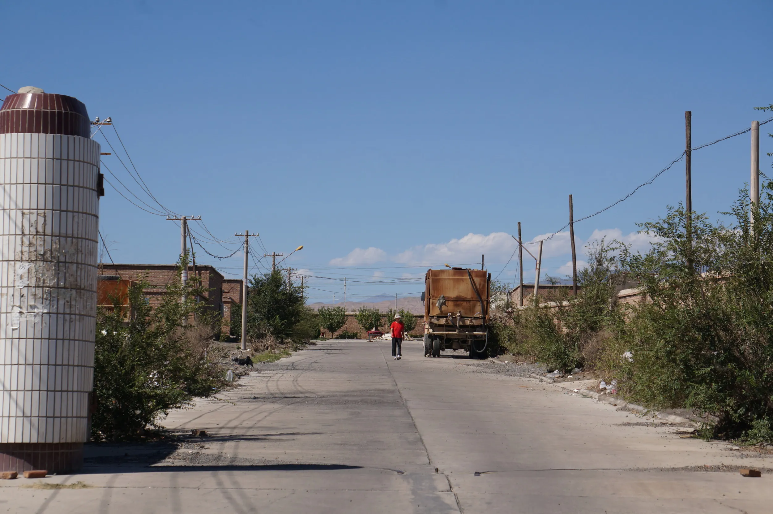 郊外の砂漠地帯へ向けて出発