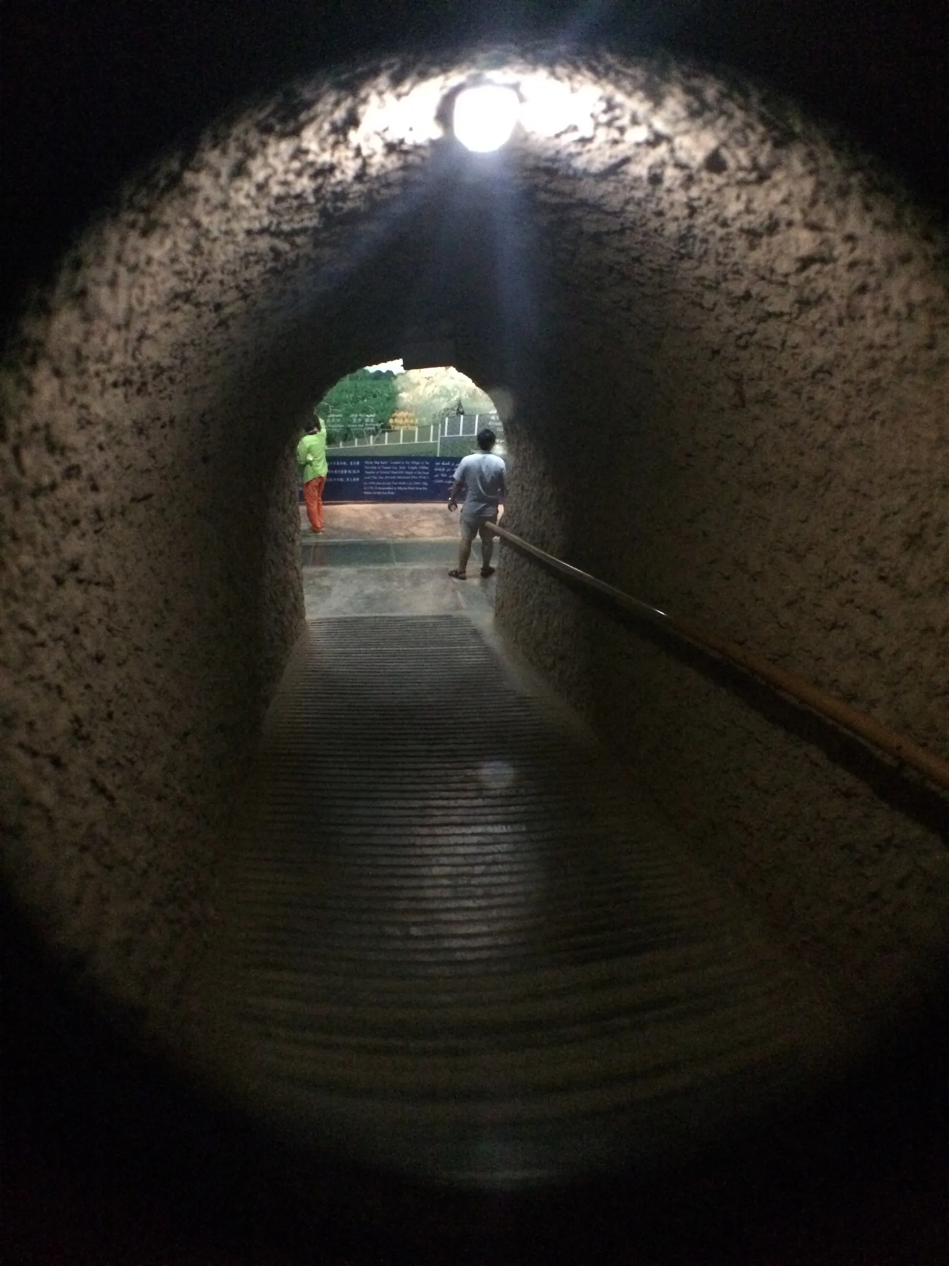 カレーズの地下水路へ