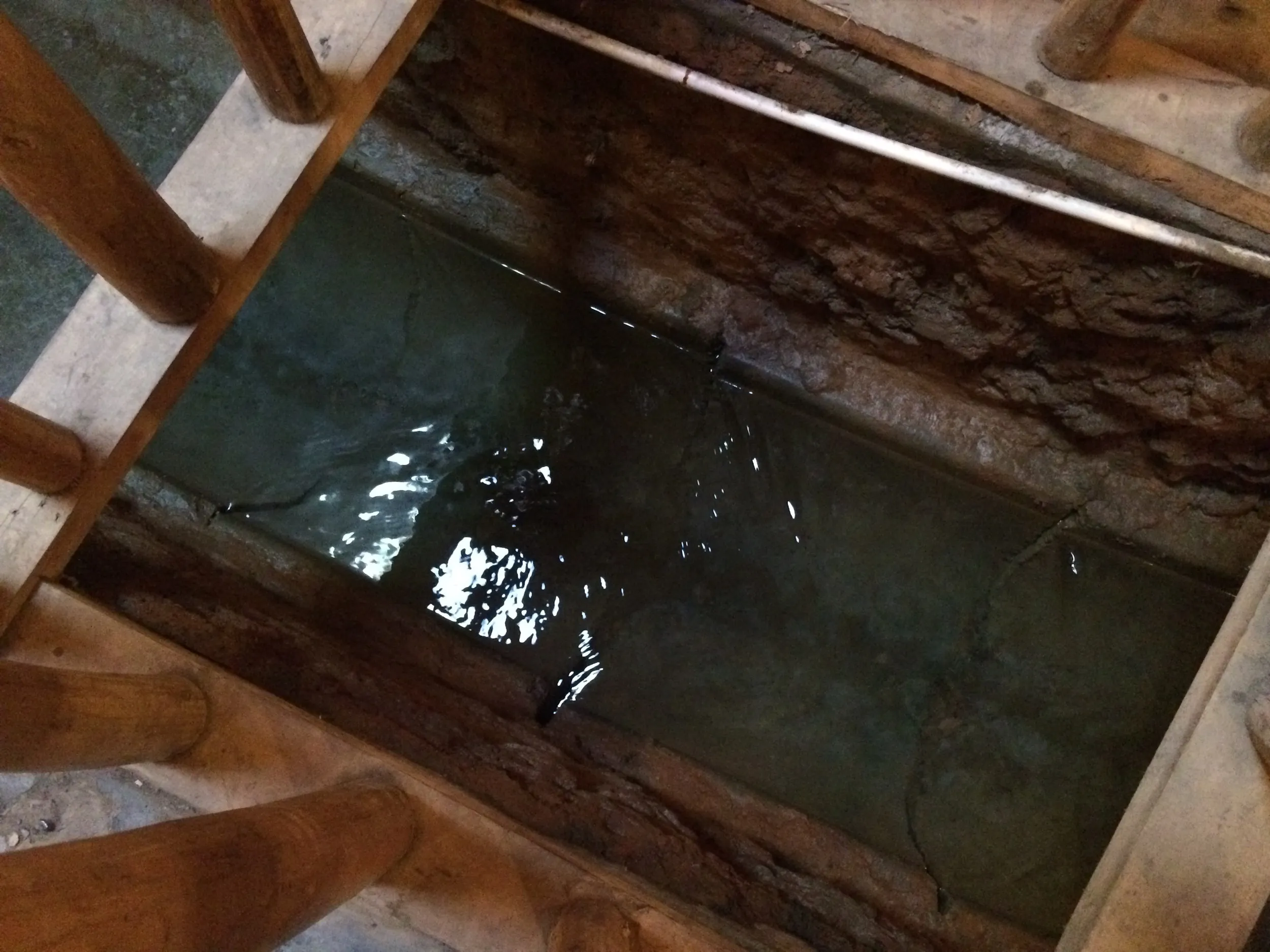 頭上の井戸の穴