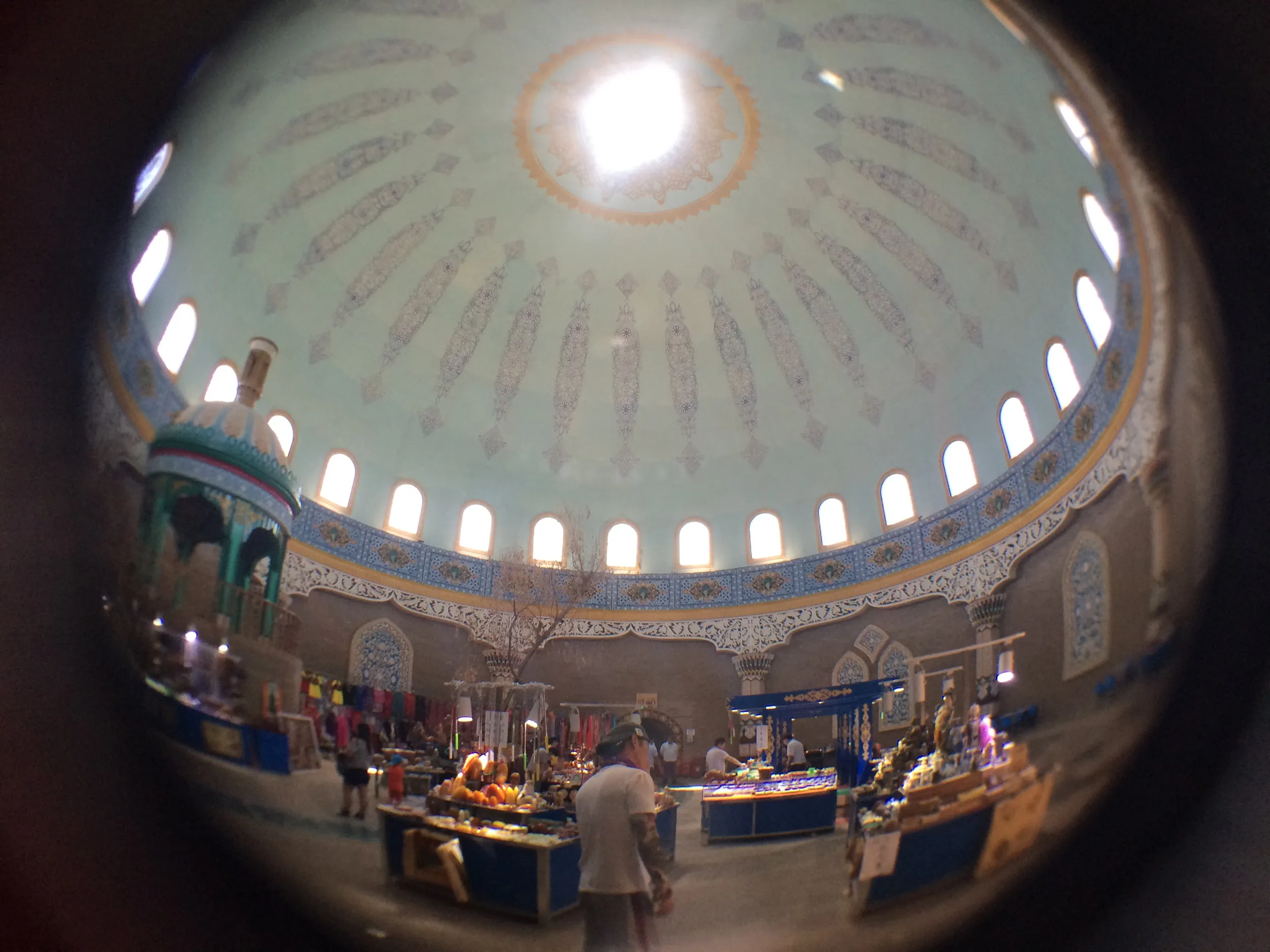 青いドームの建物