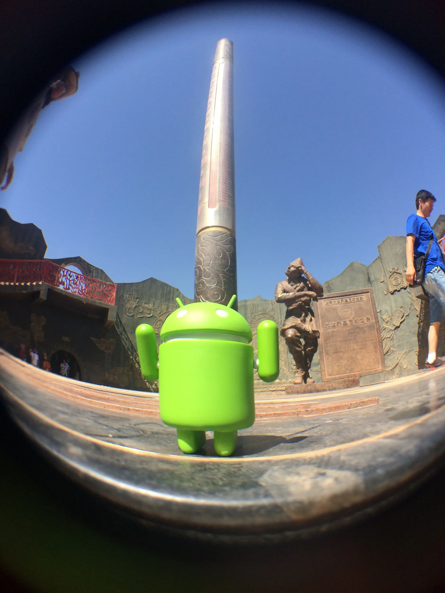 巨大温度計でドロイド君が記念撮影