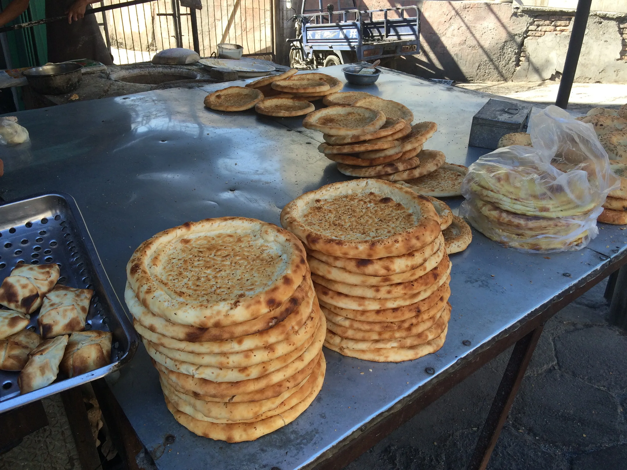 ウイグル族の焼くナン