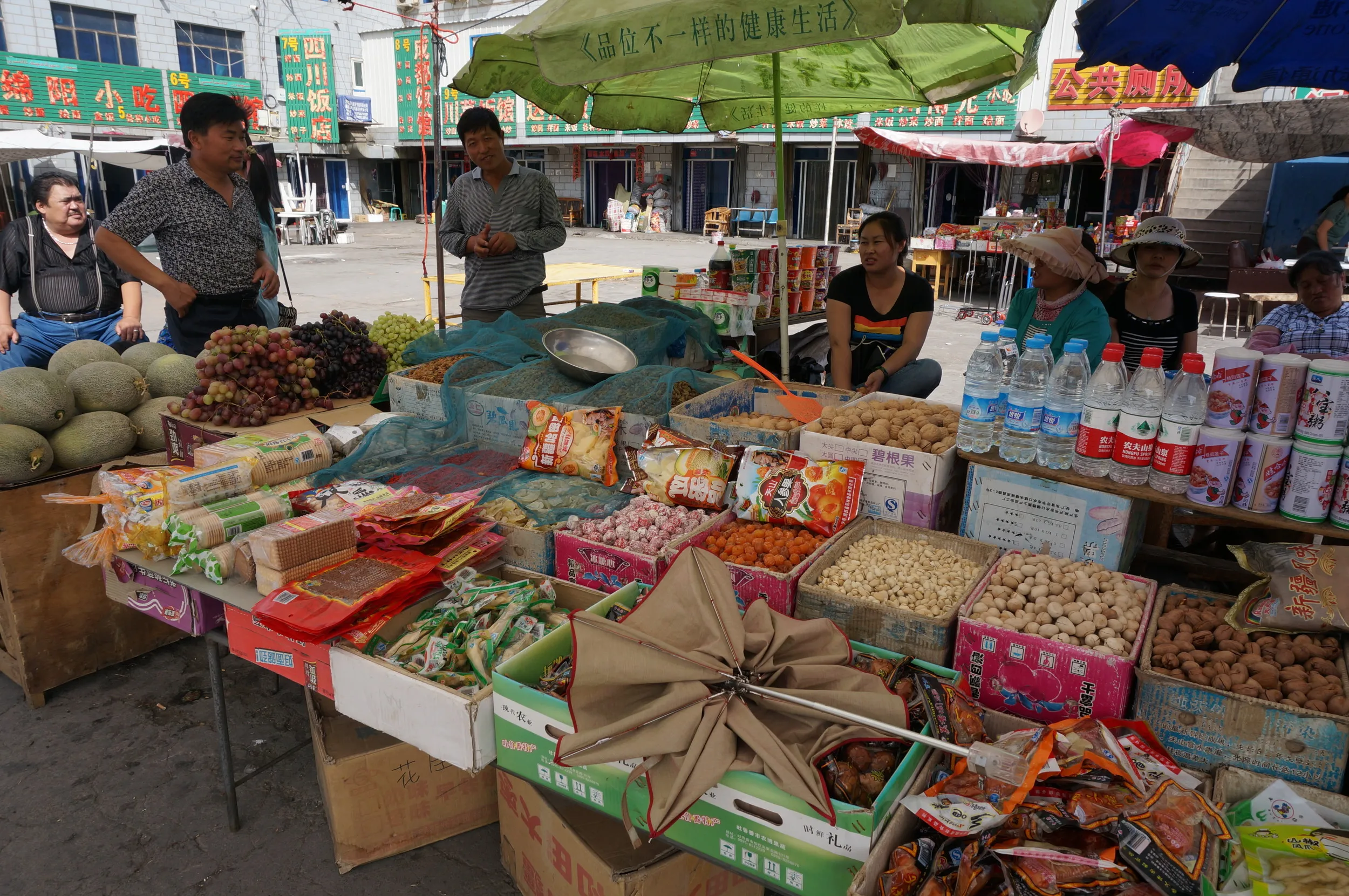 トルファン駅前の屋台