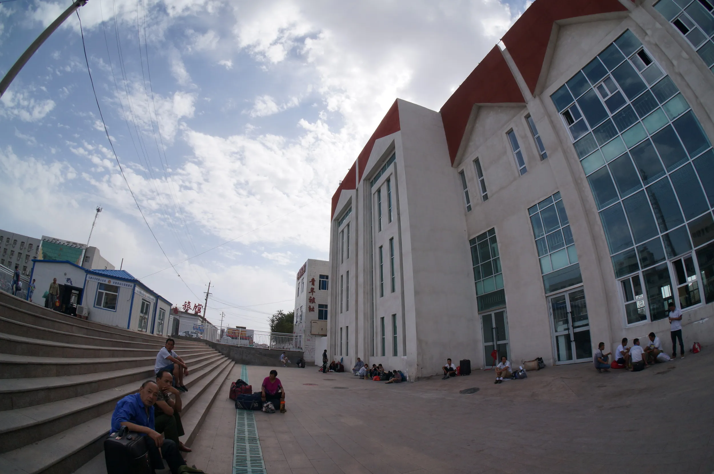 トルファン駅前の警備員