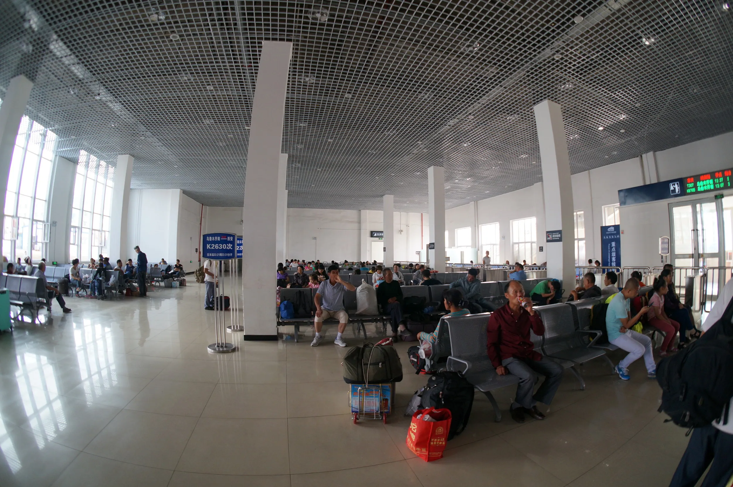 トルファン駅の待合室