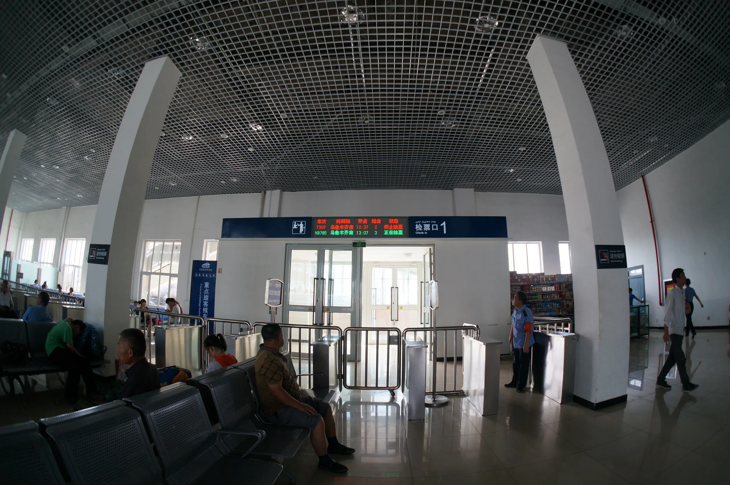 トルファン駅の待合室