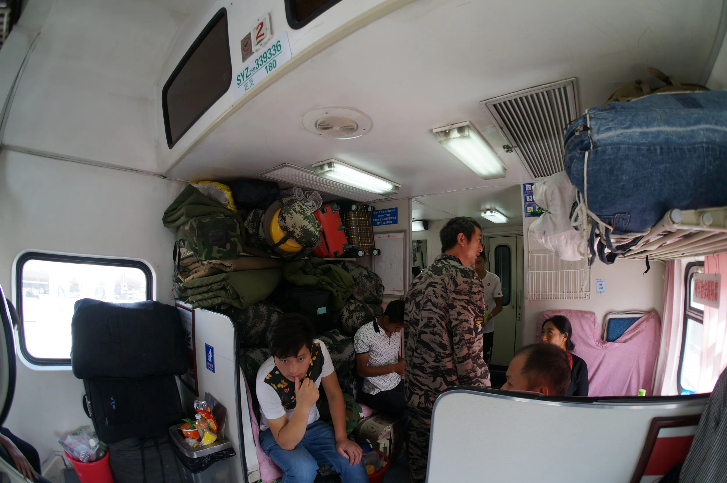 二階建ての列車内の様子