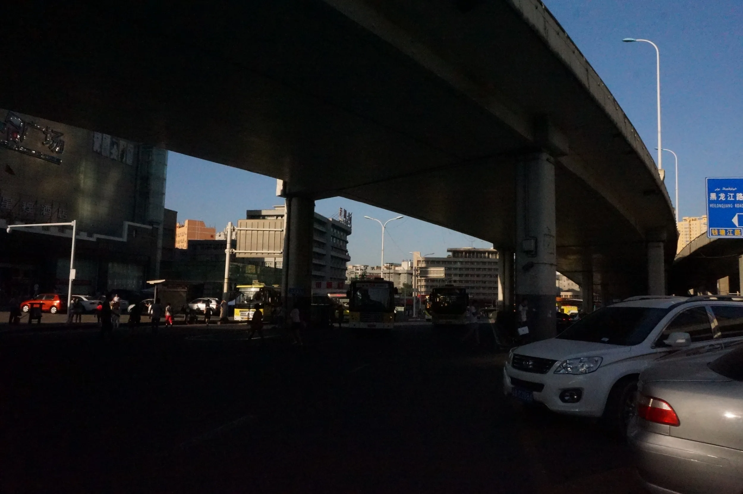 長江路と銭塘江路の交差点付近