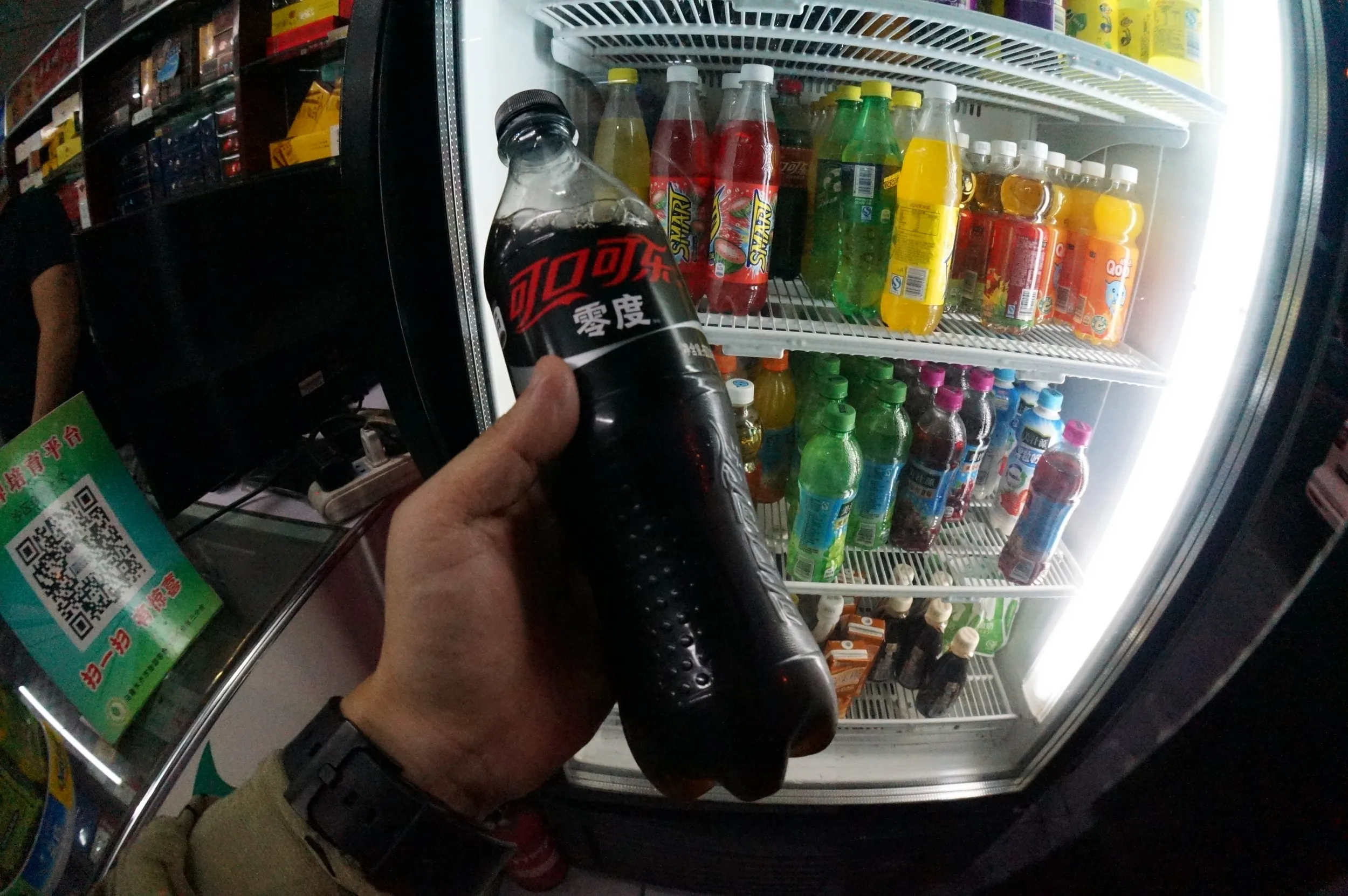 売店でコカ・コーラゼロを購入