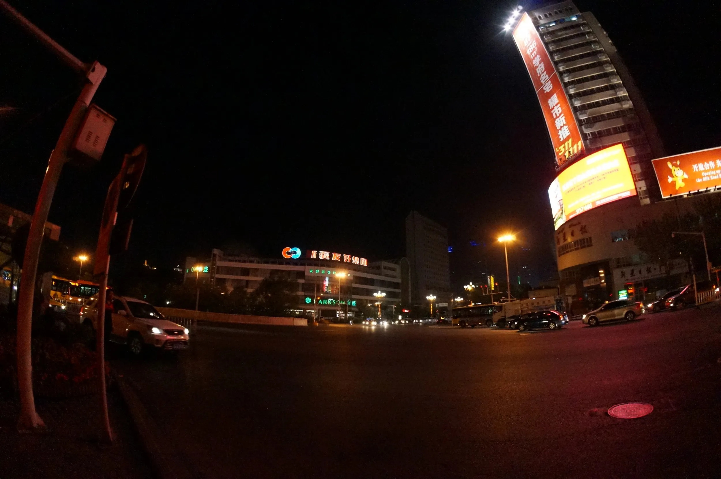 夜のウルムチを紅山公園目指して散歩