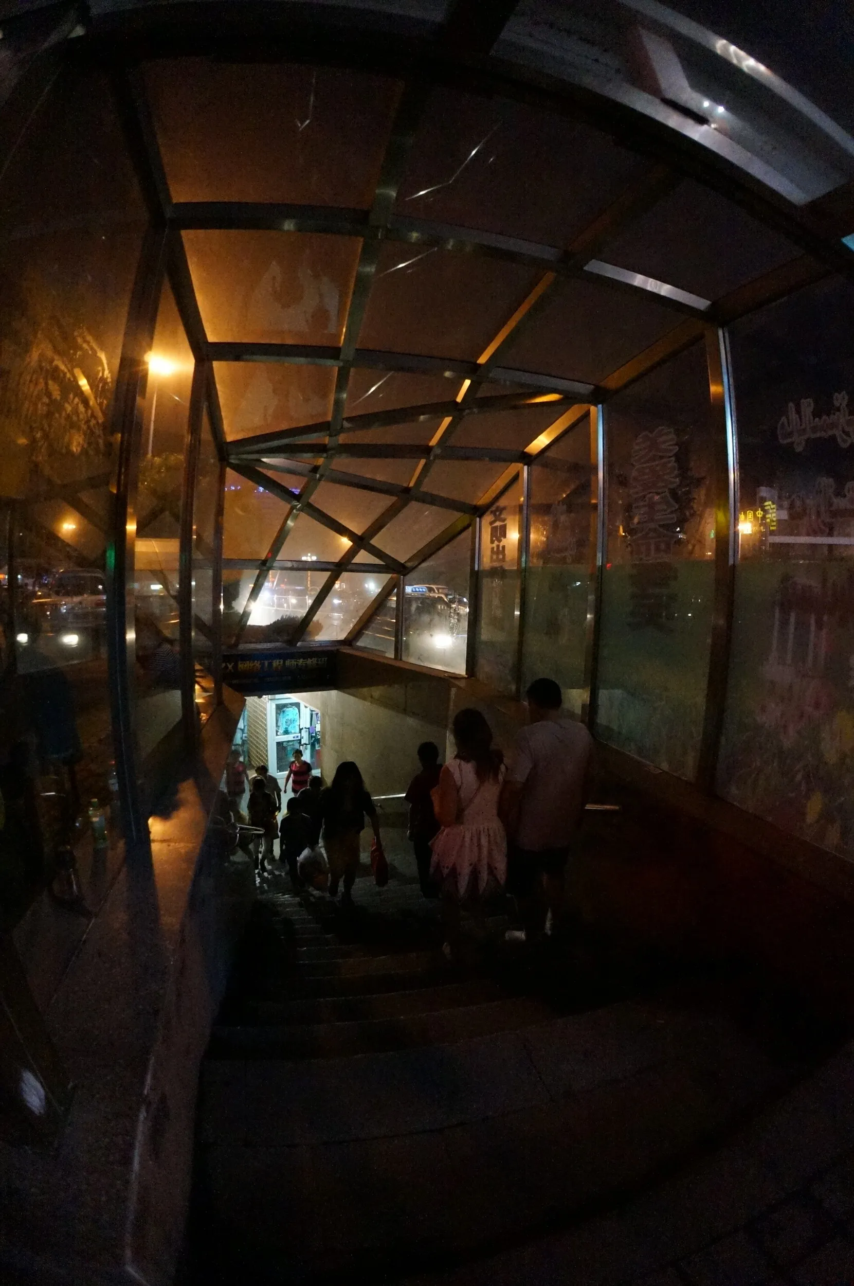 夜のウルムチを紅山公園目指して散歩