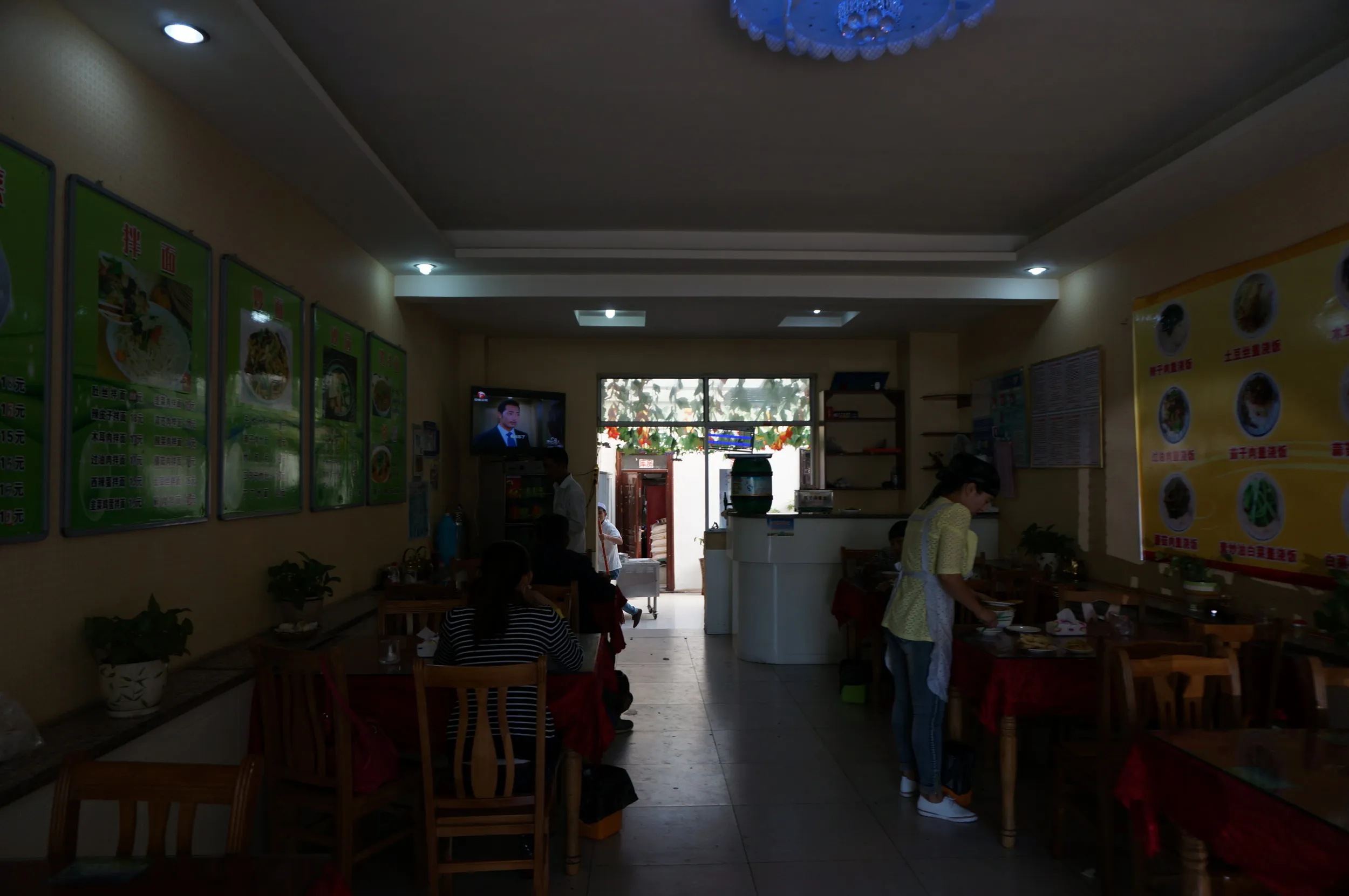 ウイグル族経営の店で初の朝食