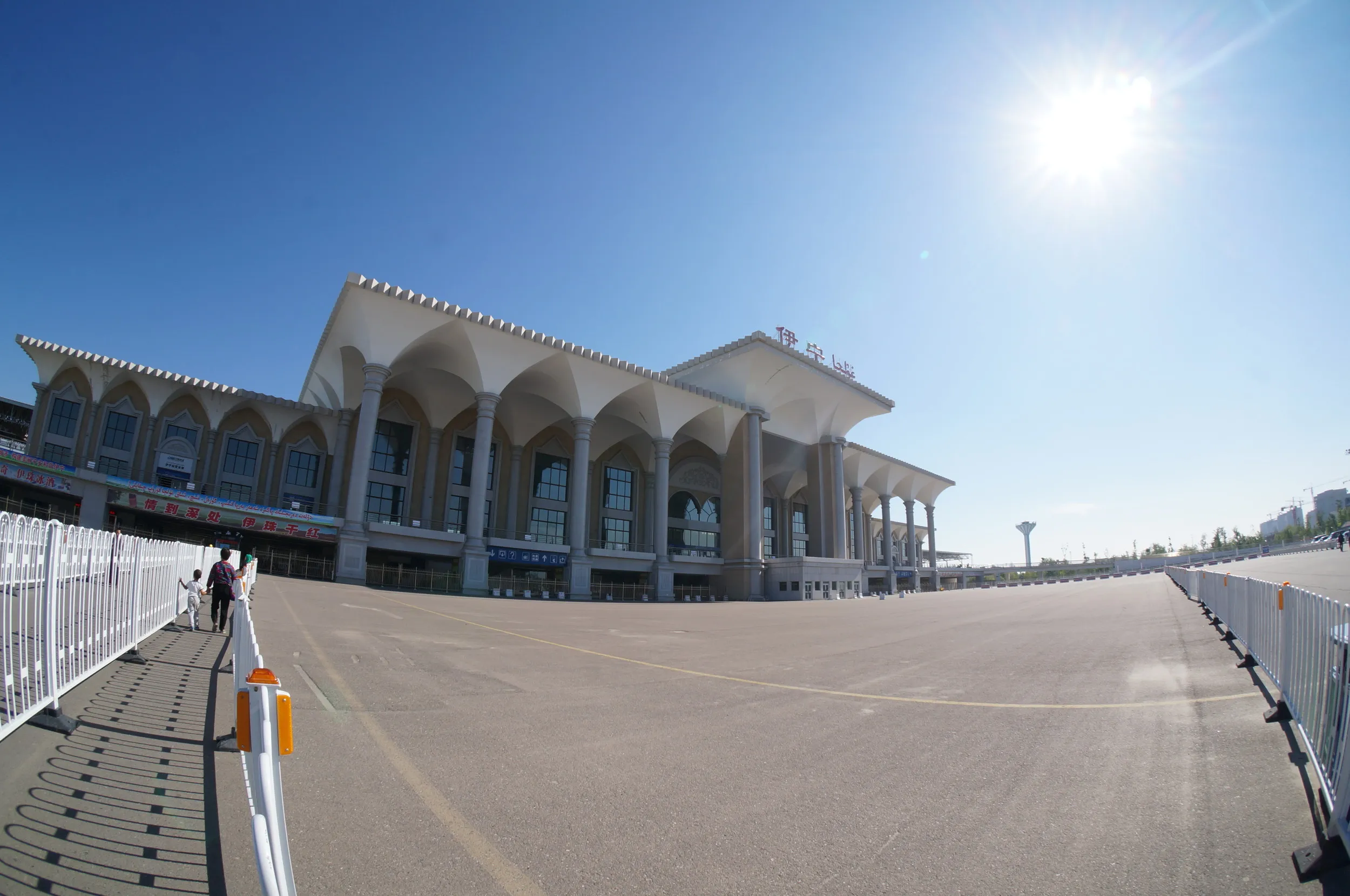 伊寧駅をNEX-5Tと魚眼レンズで撮影