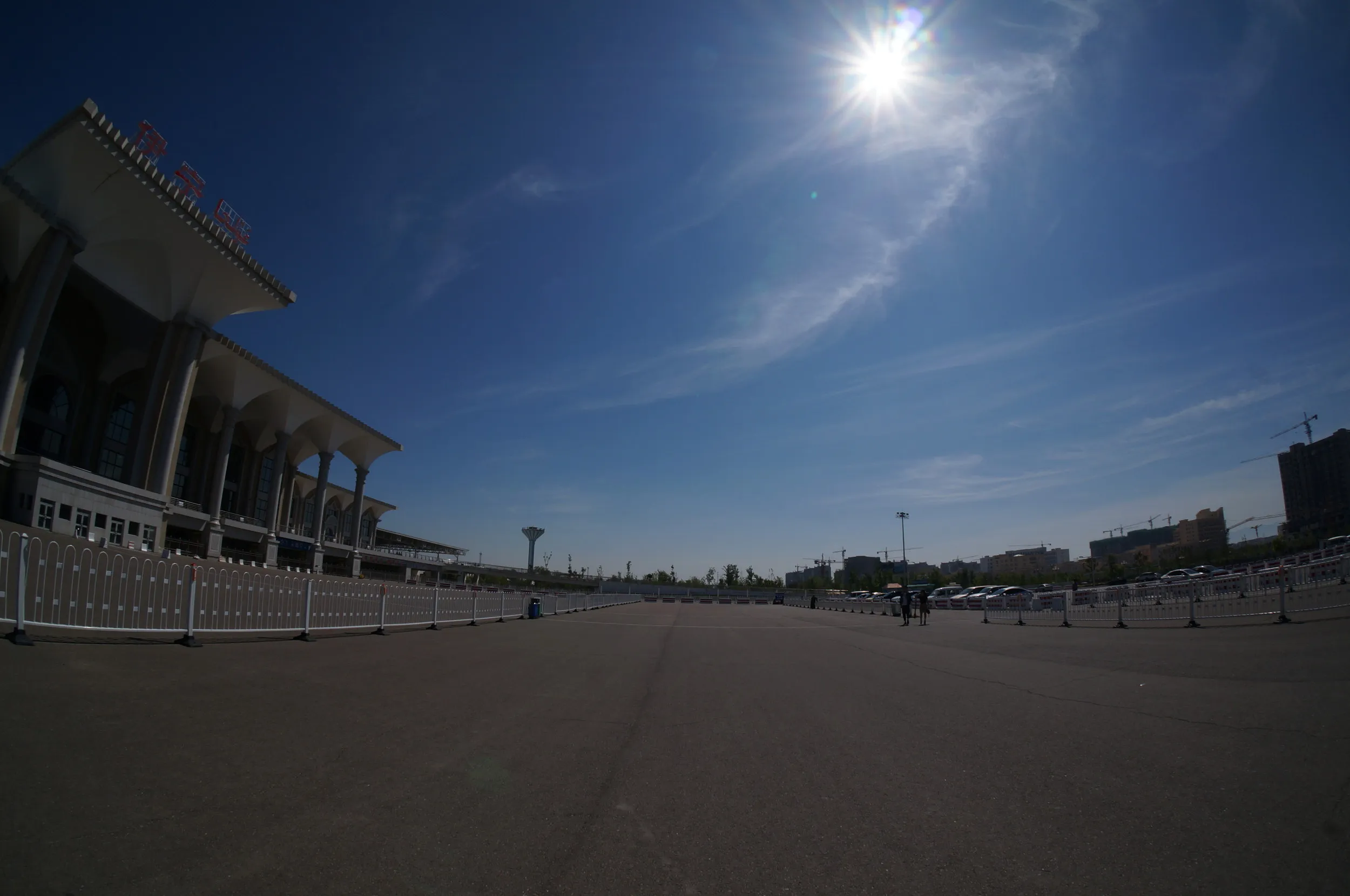 伊寧駅とすがすがしい青空