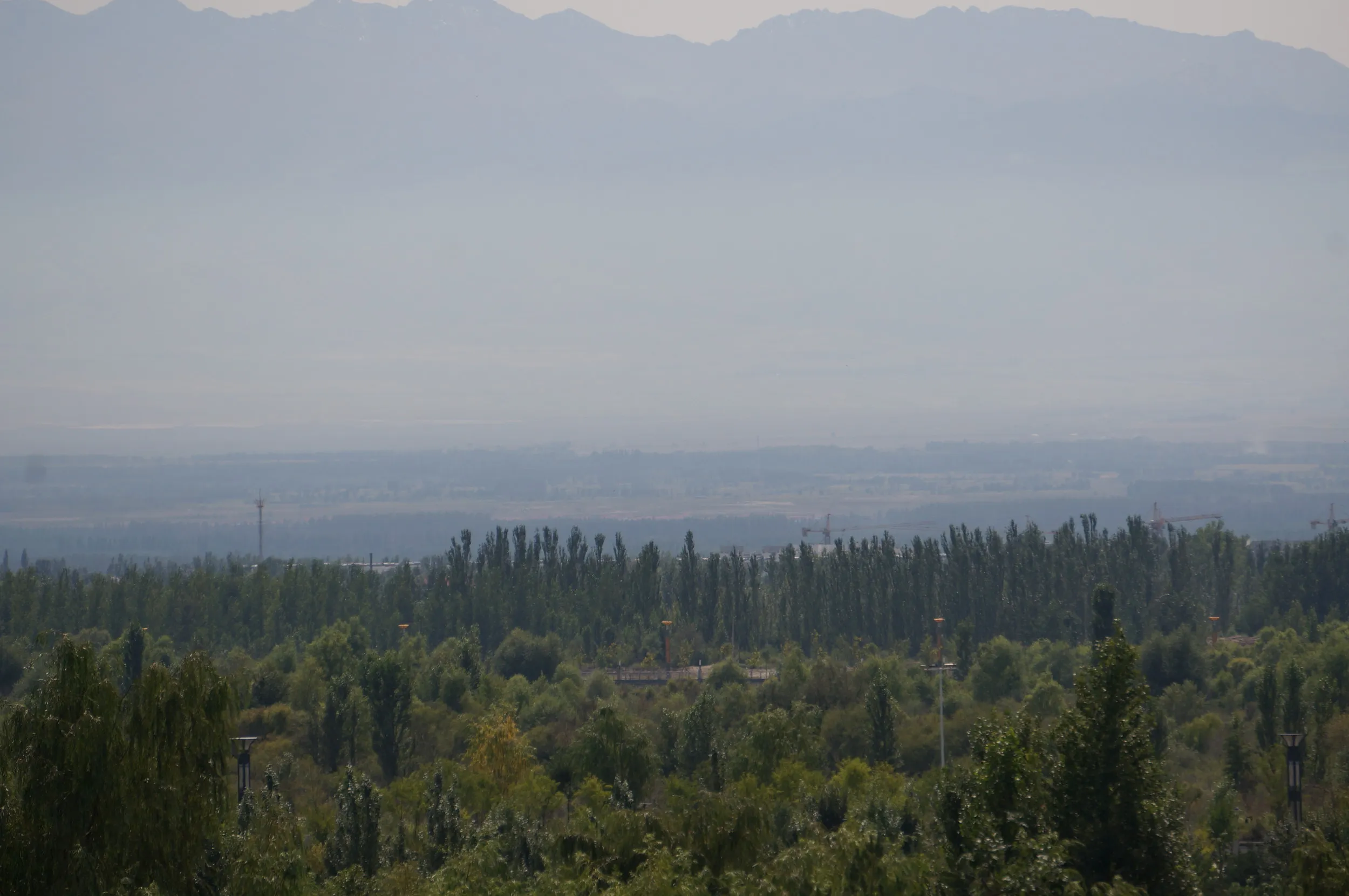南方の山々の風景を眺める