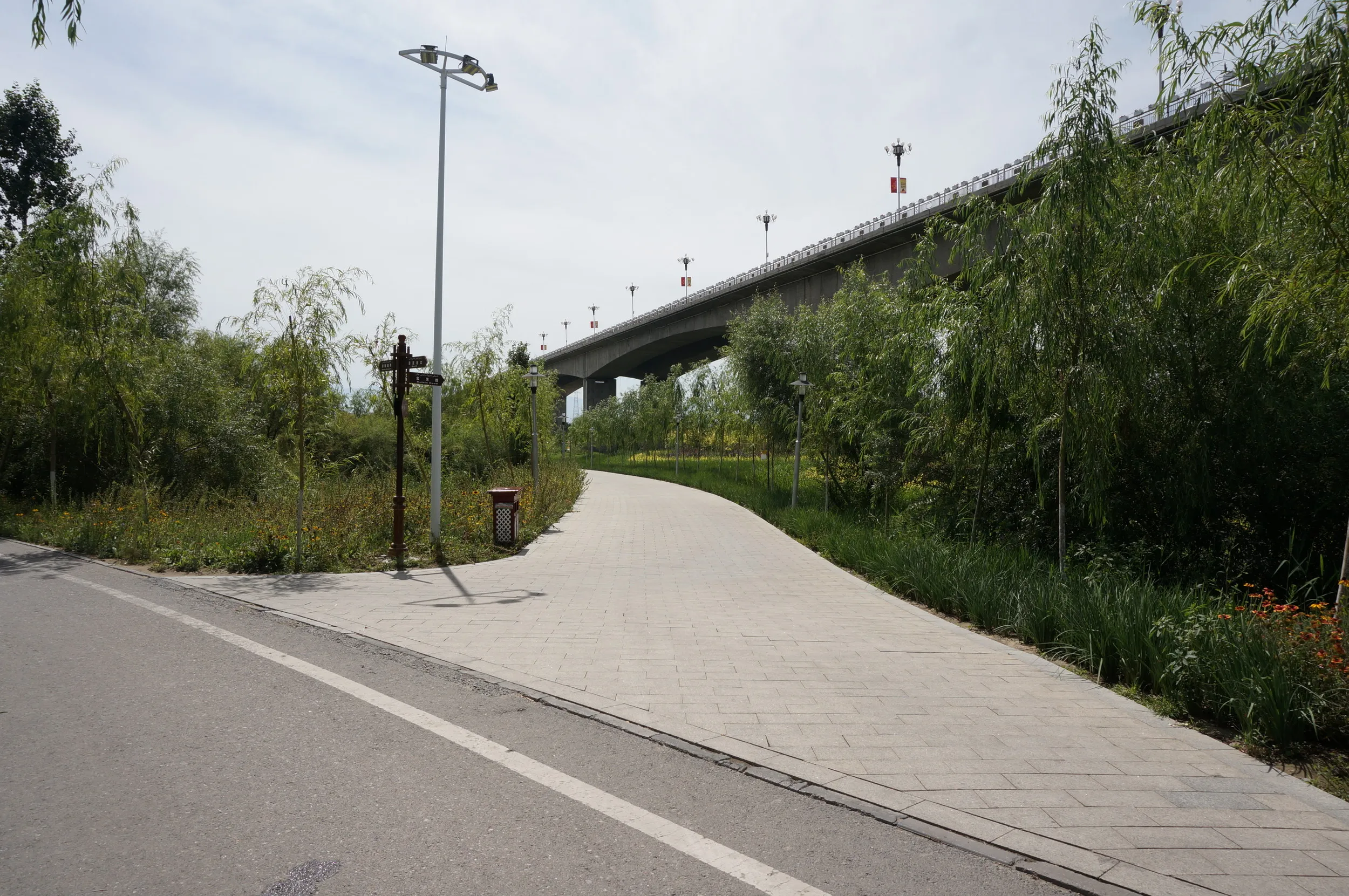 イリ河大橋（新橋）の河畔