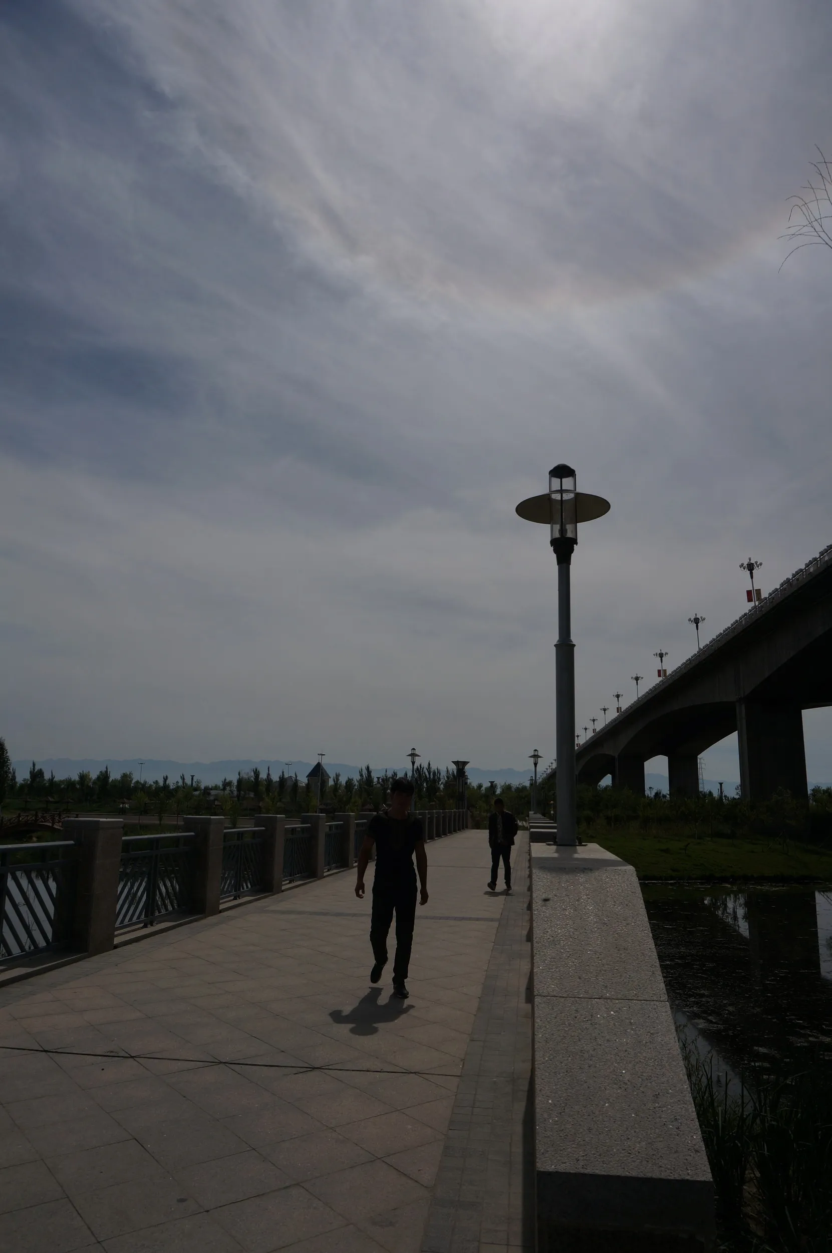 イリ河大橋（新橋）と遊歩道