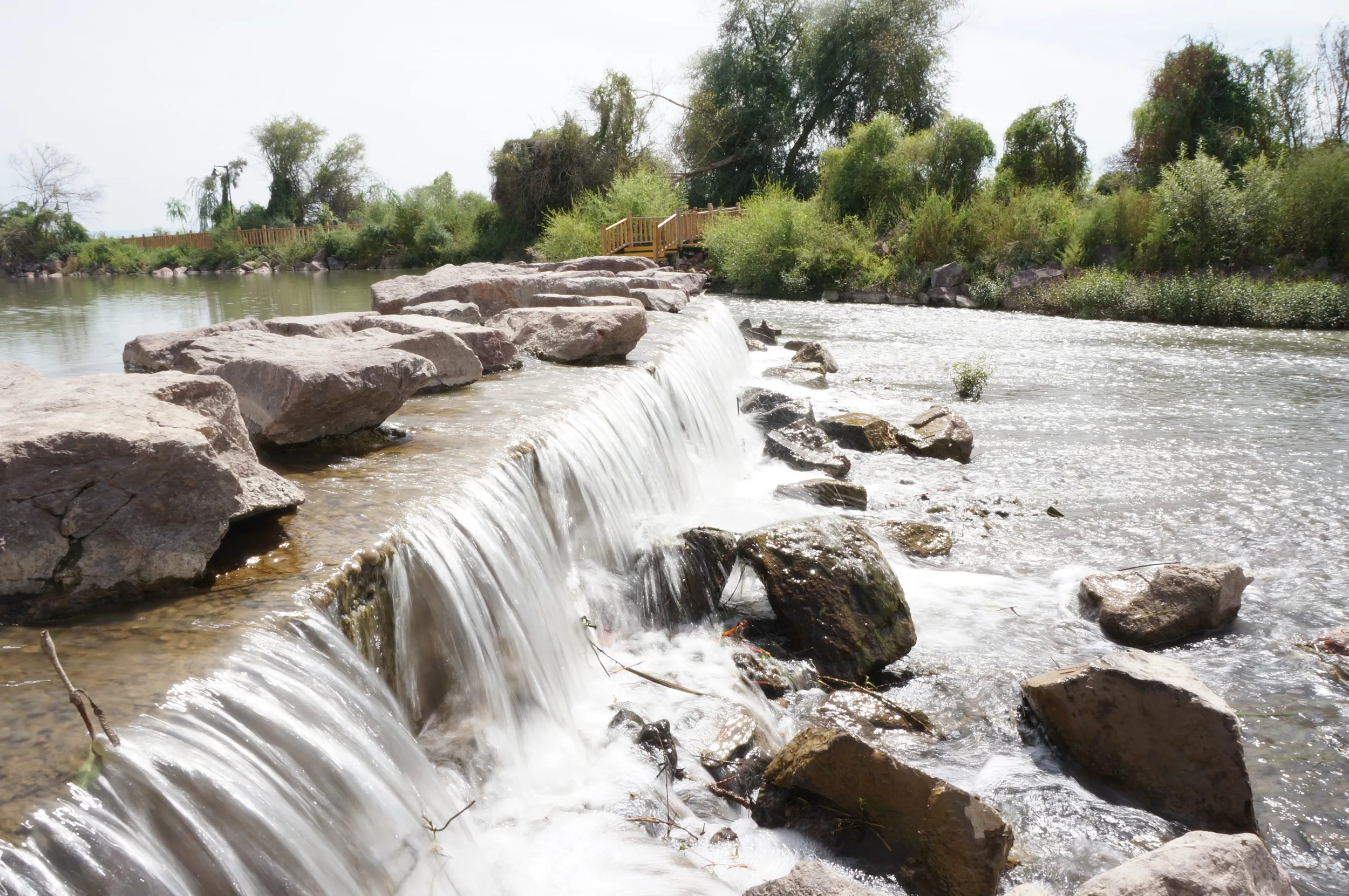 イリ河の川辺と小さな滝