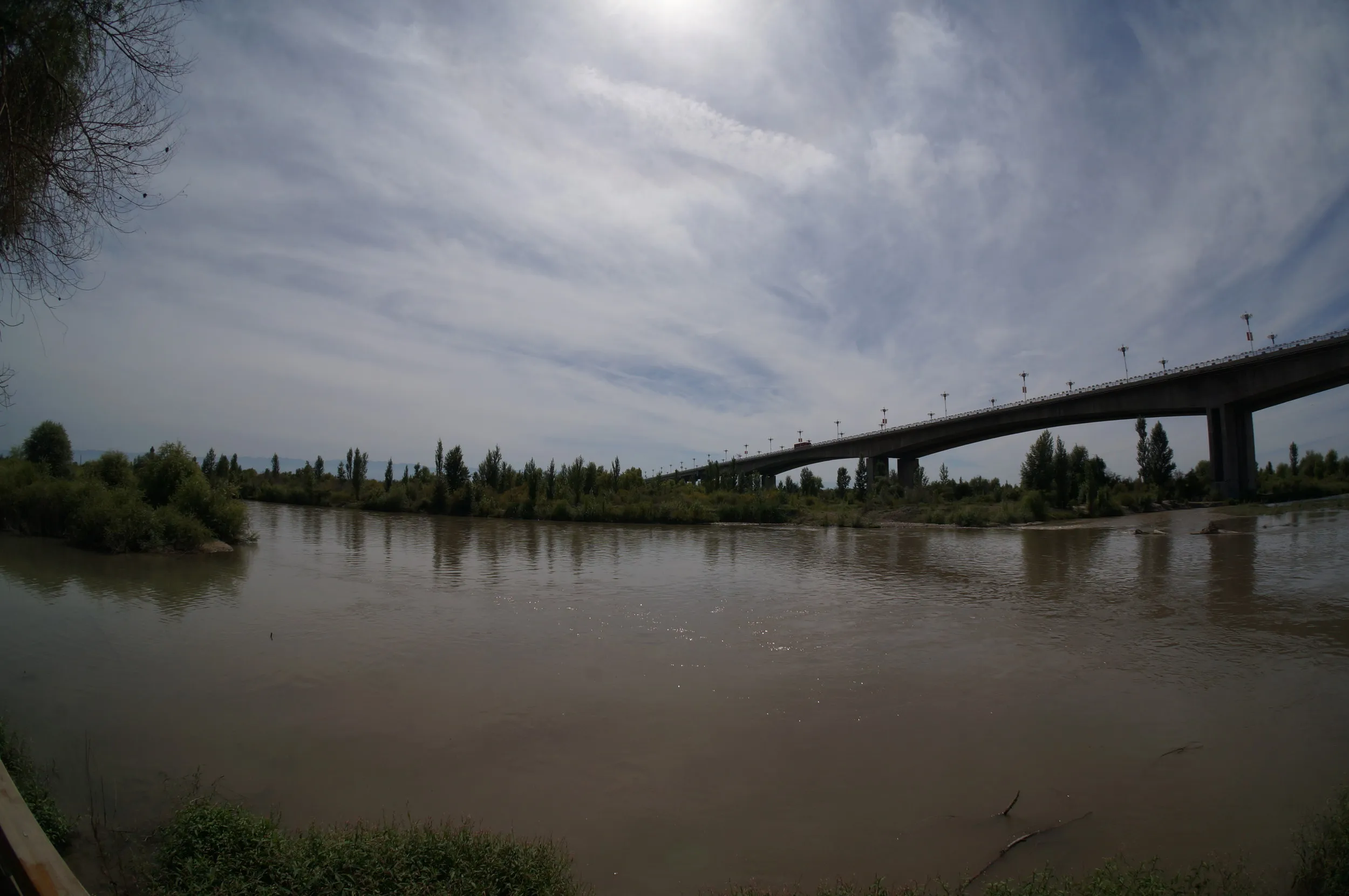 川辺とイリ河大橋