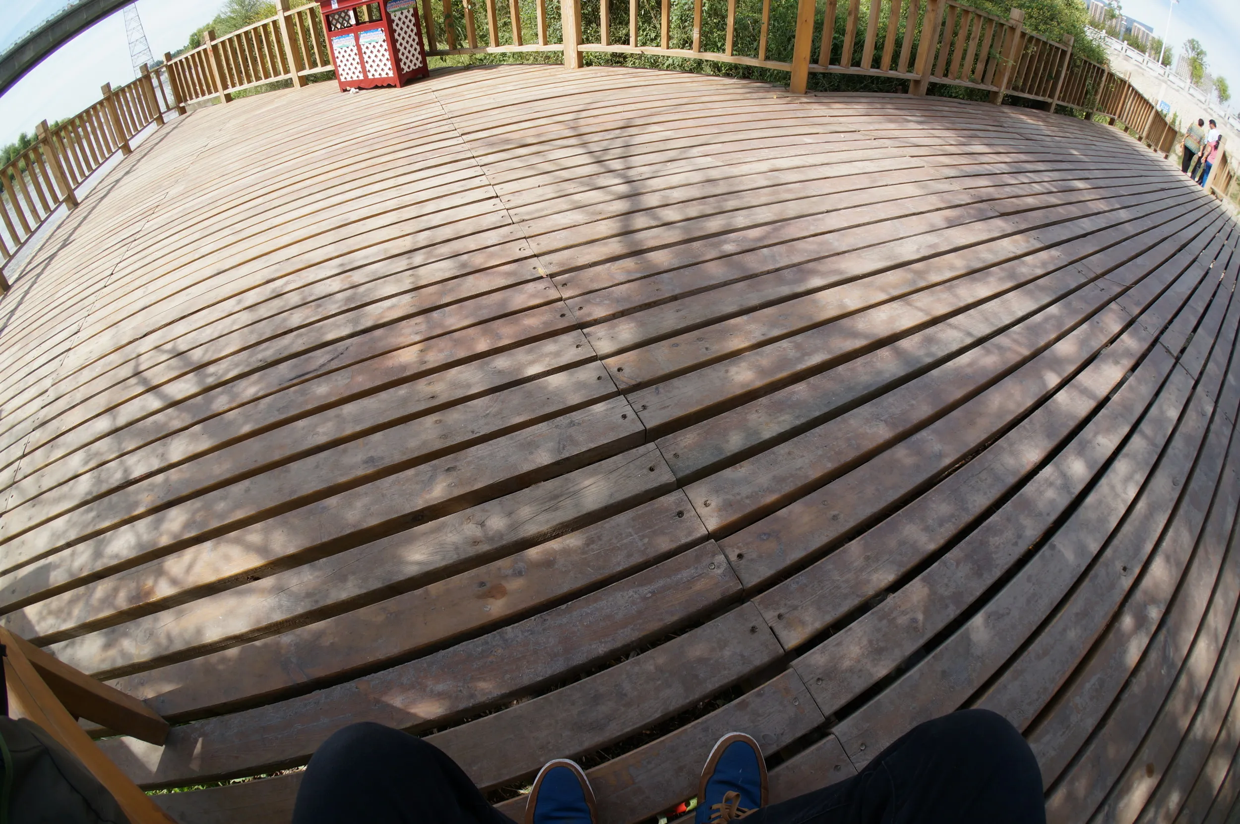 イリ河大橋前の遊歩道