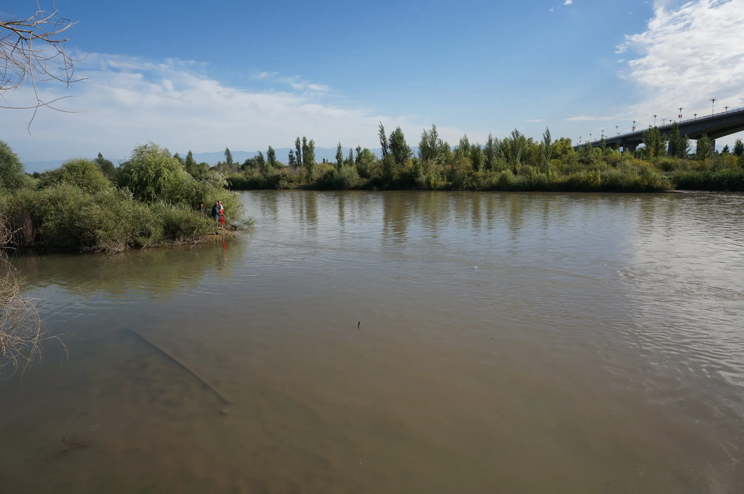イリ河と大橋付近の風景