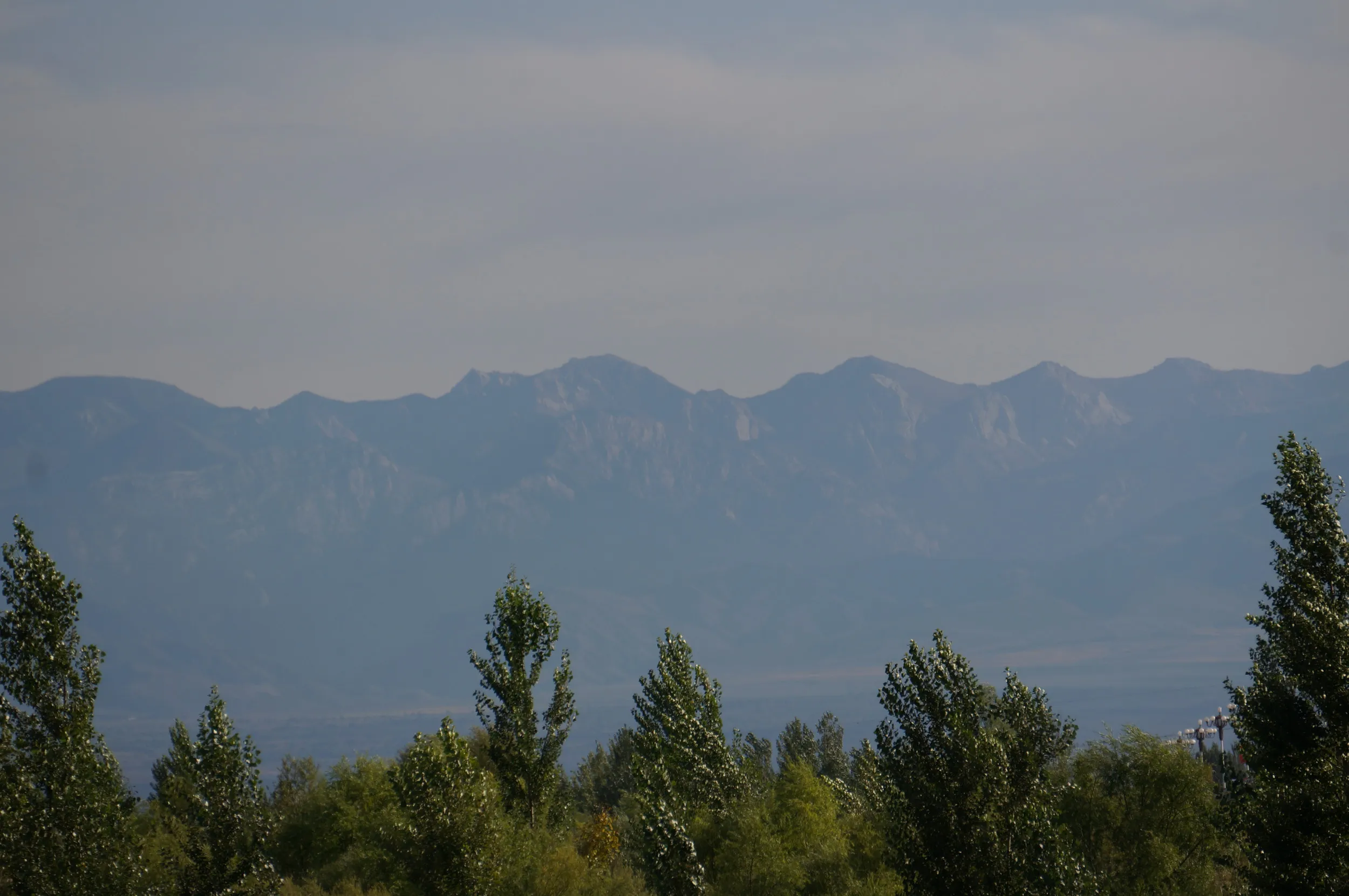 イリ河大橋から南の冠雪している山脈を眺める