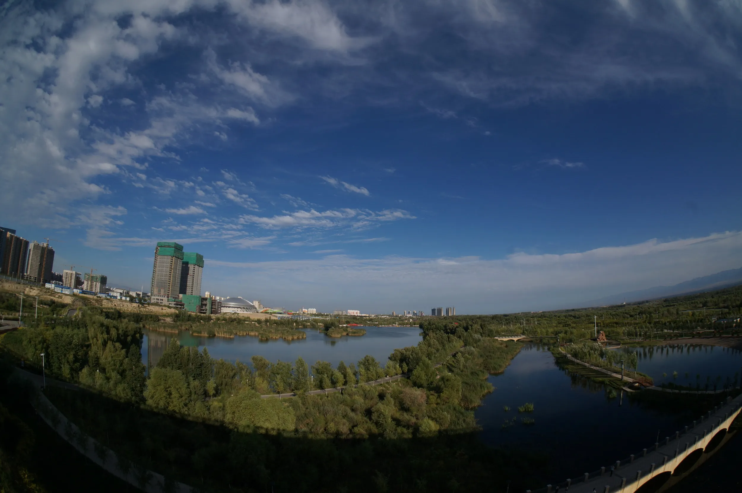 イリ河大橋の上からイリ河を眺める