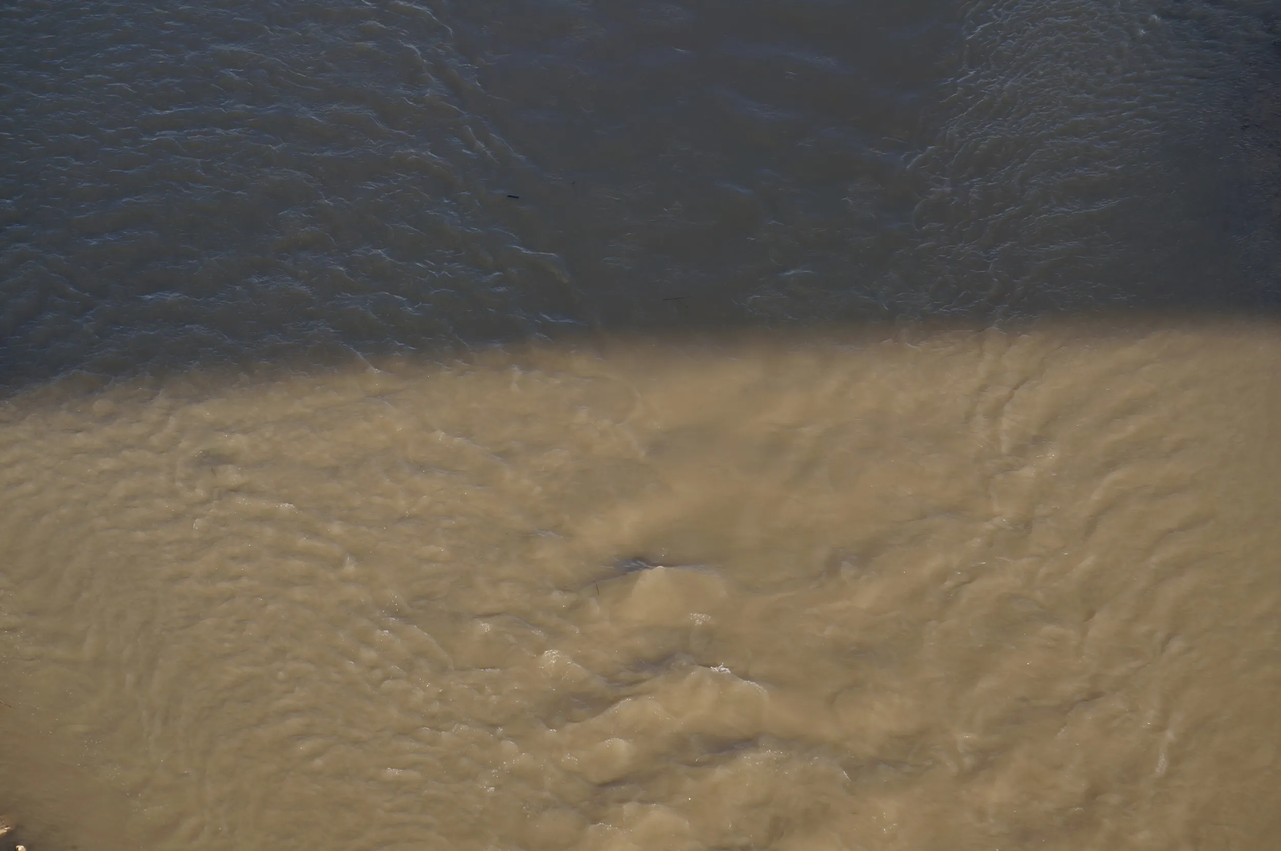 イリ河大橋の上からイリ河の川面を眺める