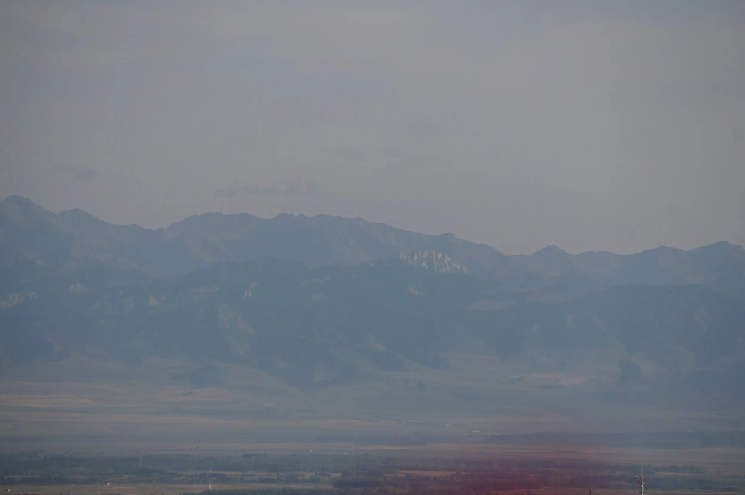 イリ河大橋の上から南の山脈を眺める