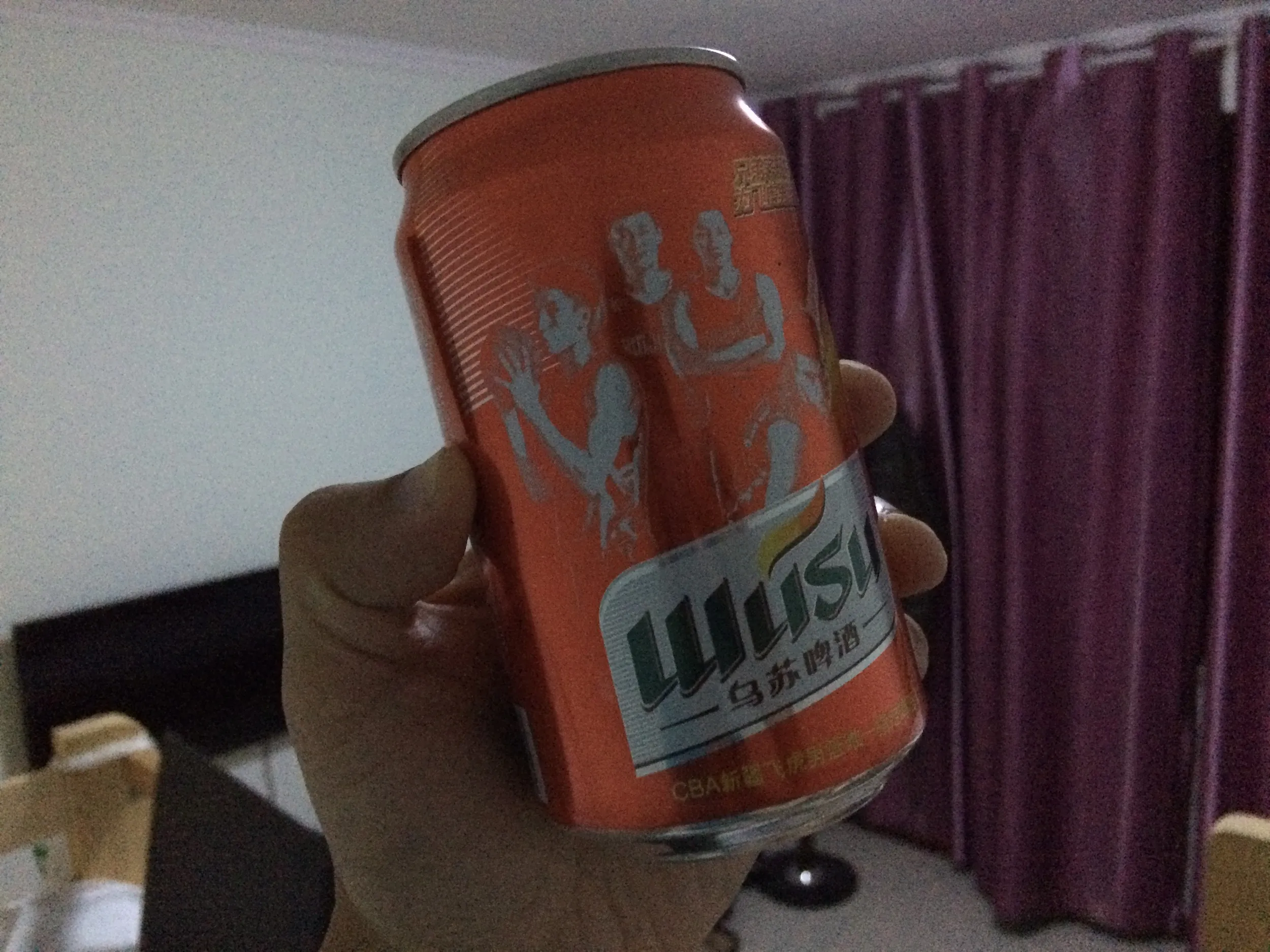 新疆ウイグル自治区の地ビールを飲む