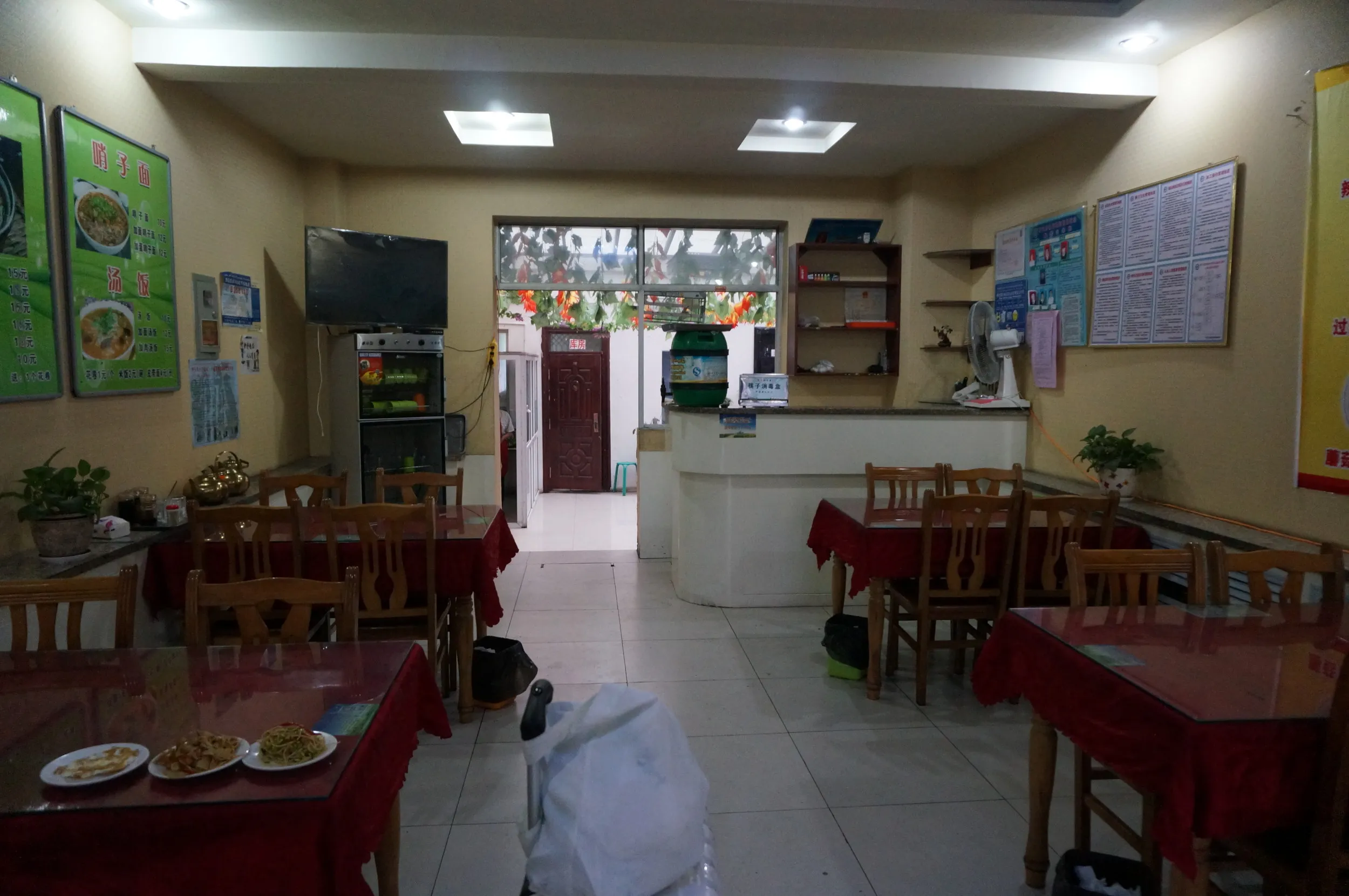 ウイグル族の食堂で朝食を食す