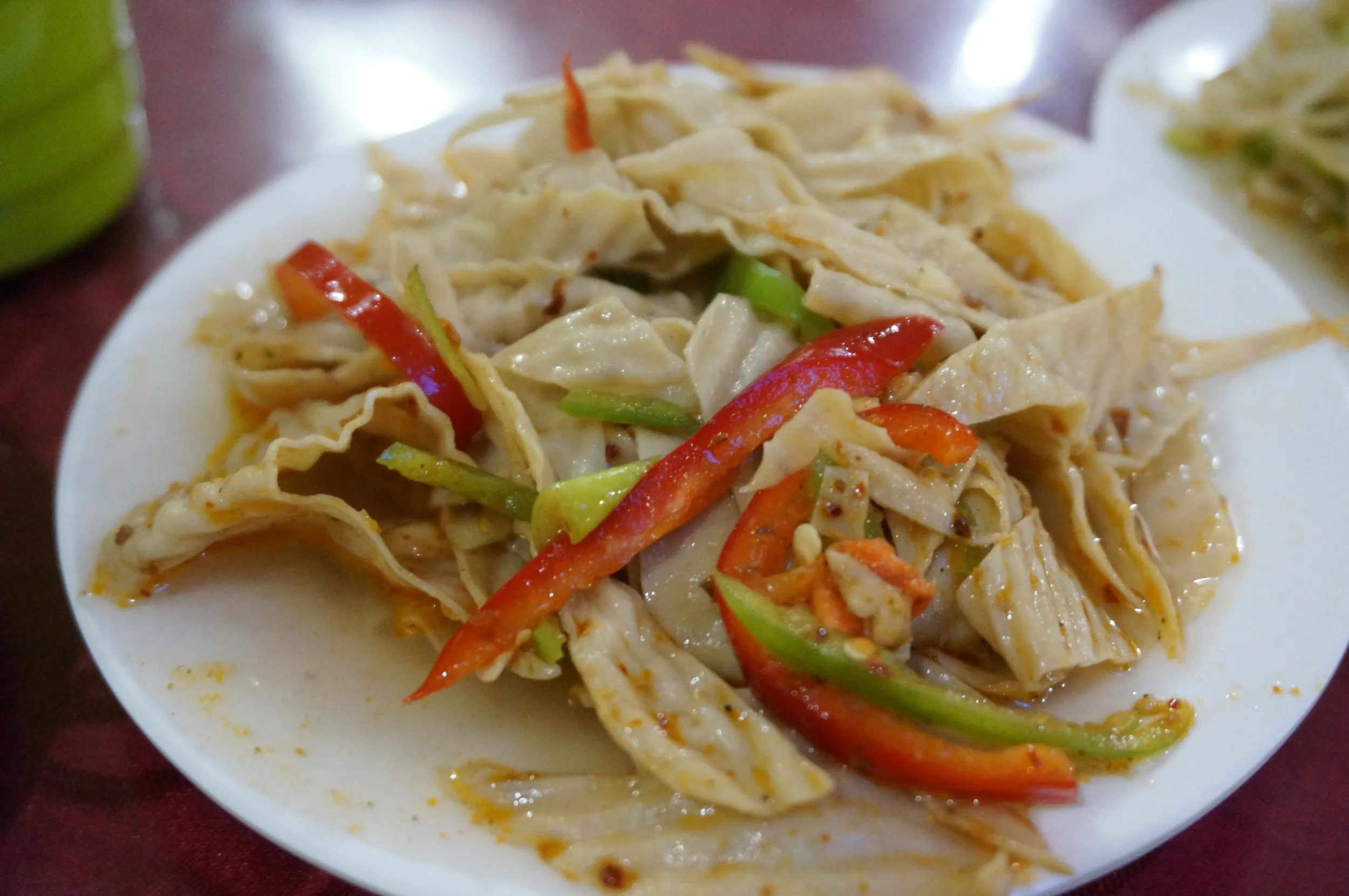 ウイグル族の食堂で朝食を食す