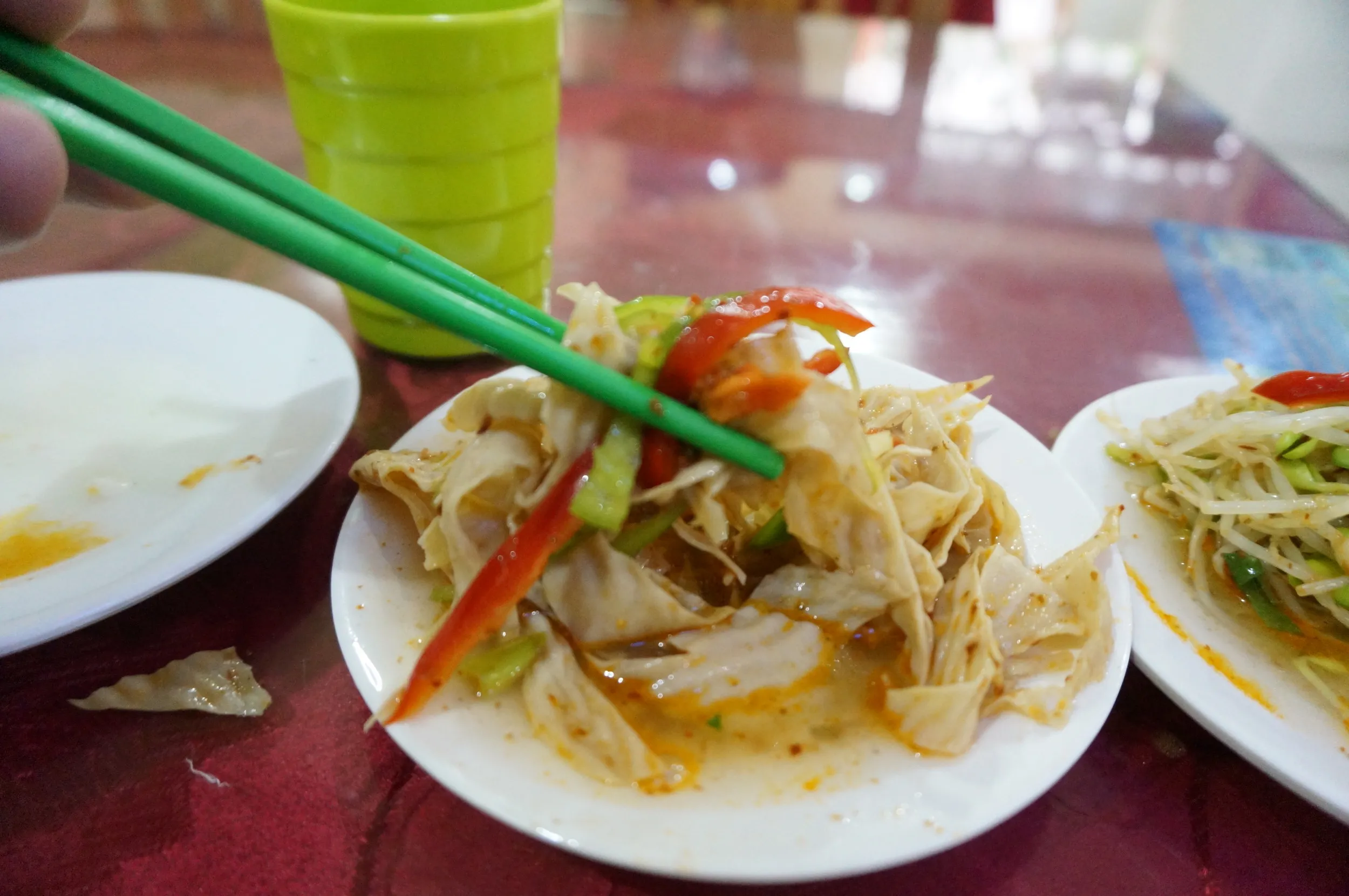 ウイグル族の食堂で朝食を食す