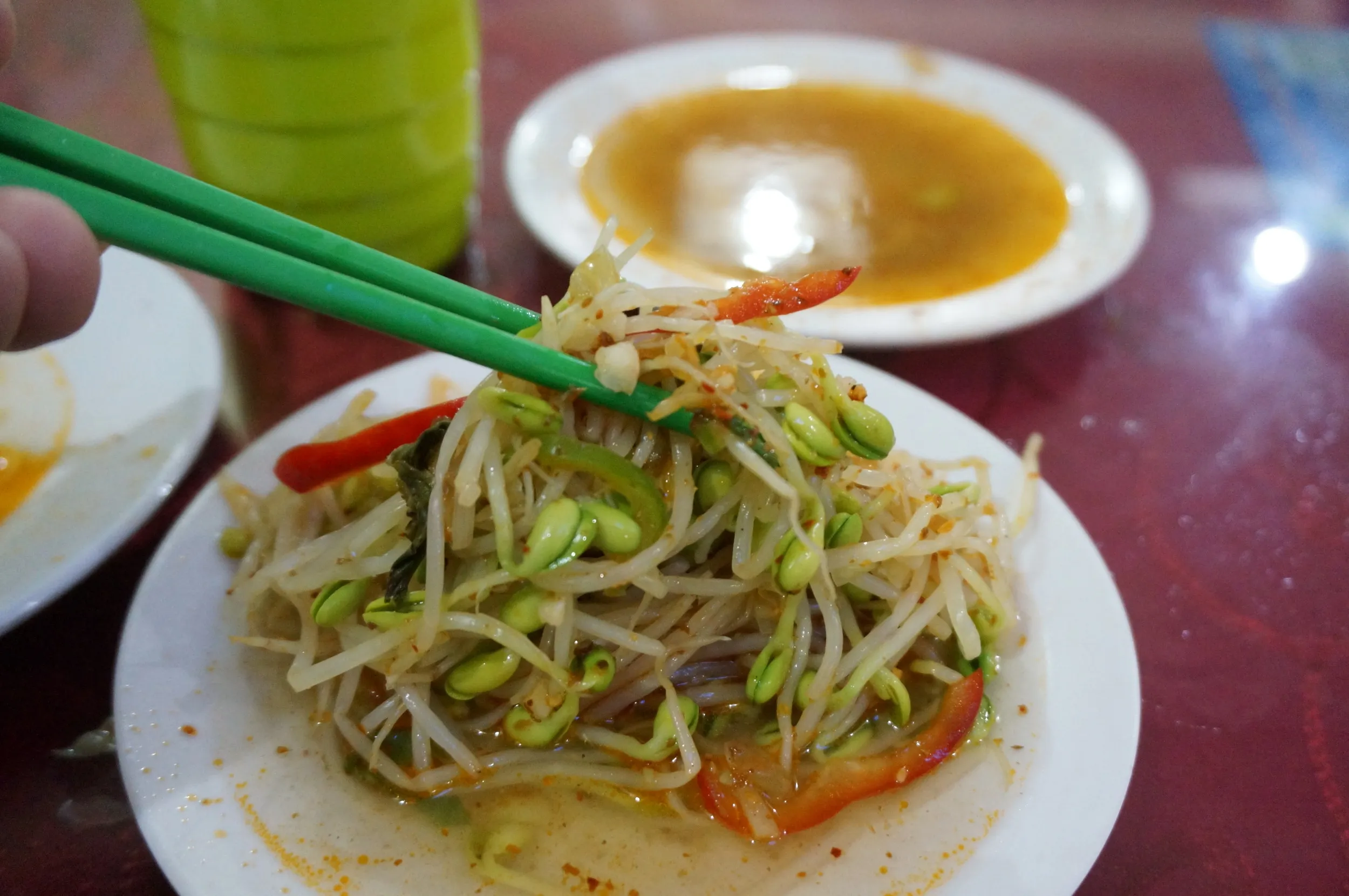 ウイグル族の食堂で朝食を食す