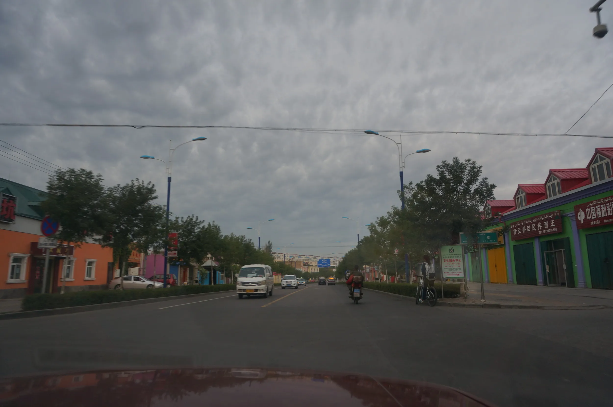 タクシーで伊寧駅へ向かう