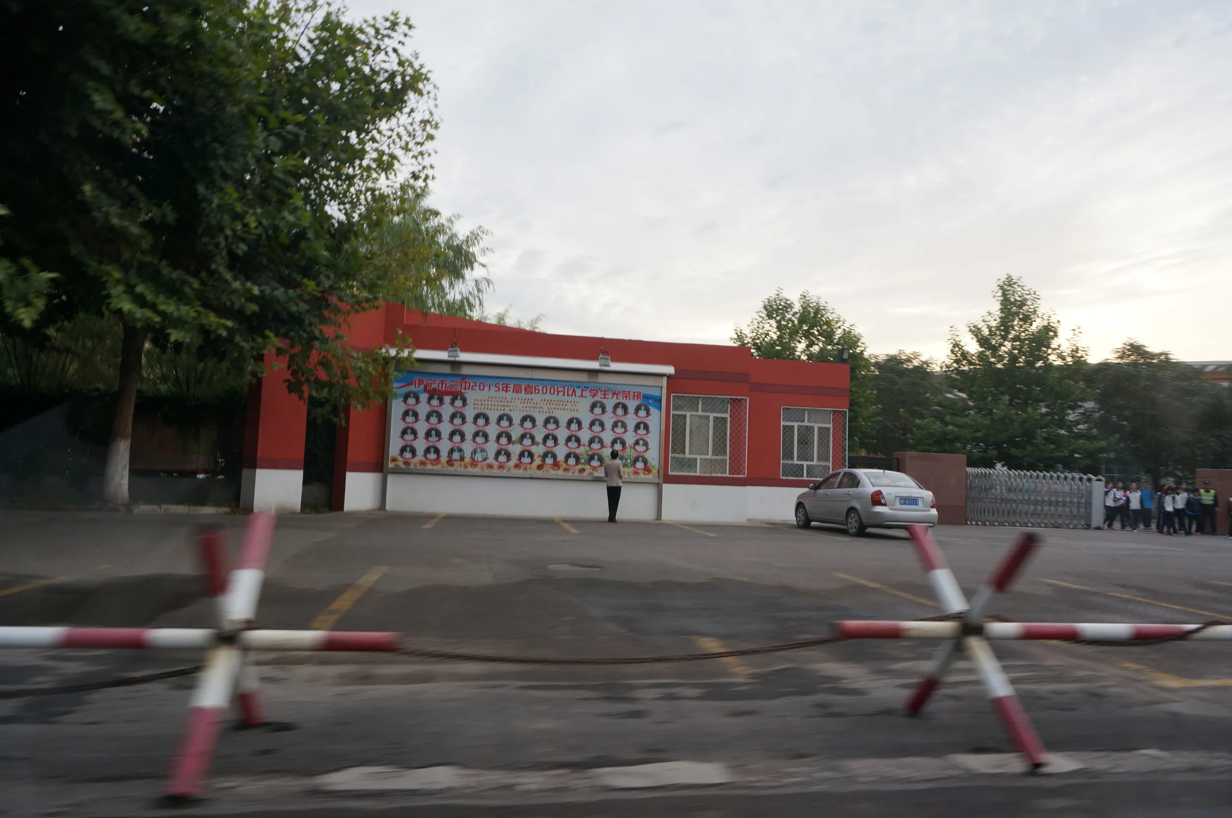 タクシーで伊寧駅へ向かう