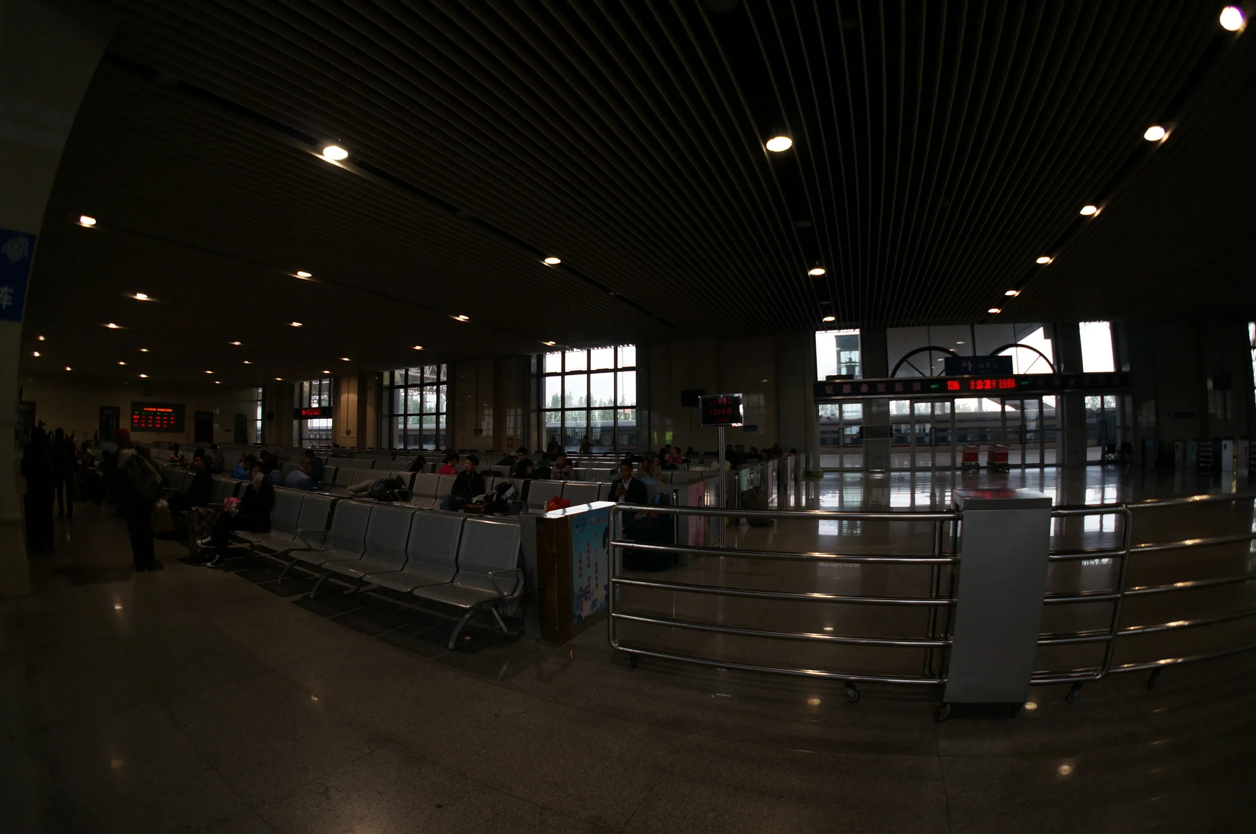 伊寧駅の待合室