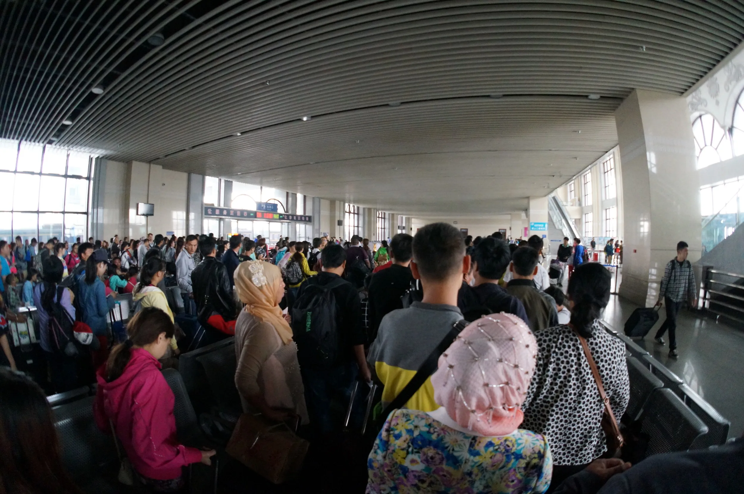 伊寧駅の待合室