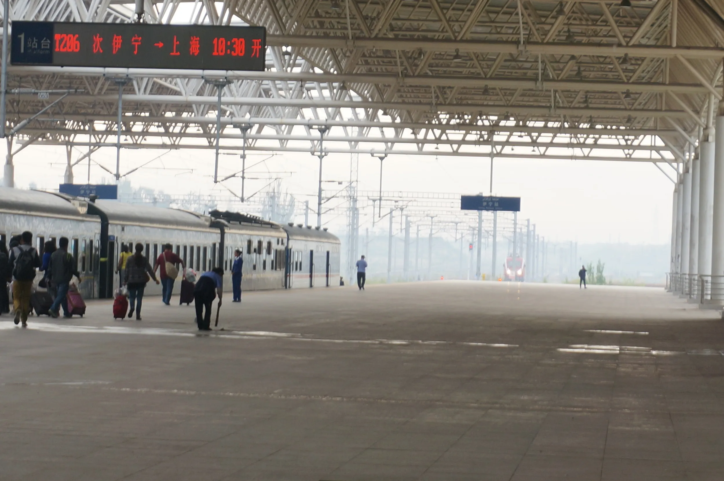 伊寧駅のホーム