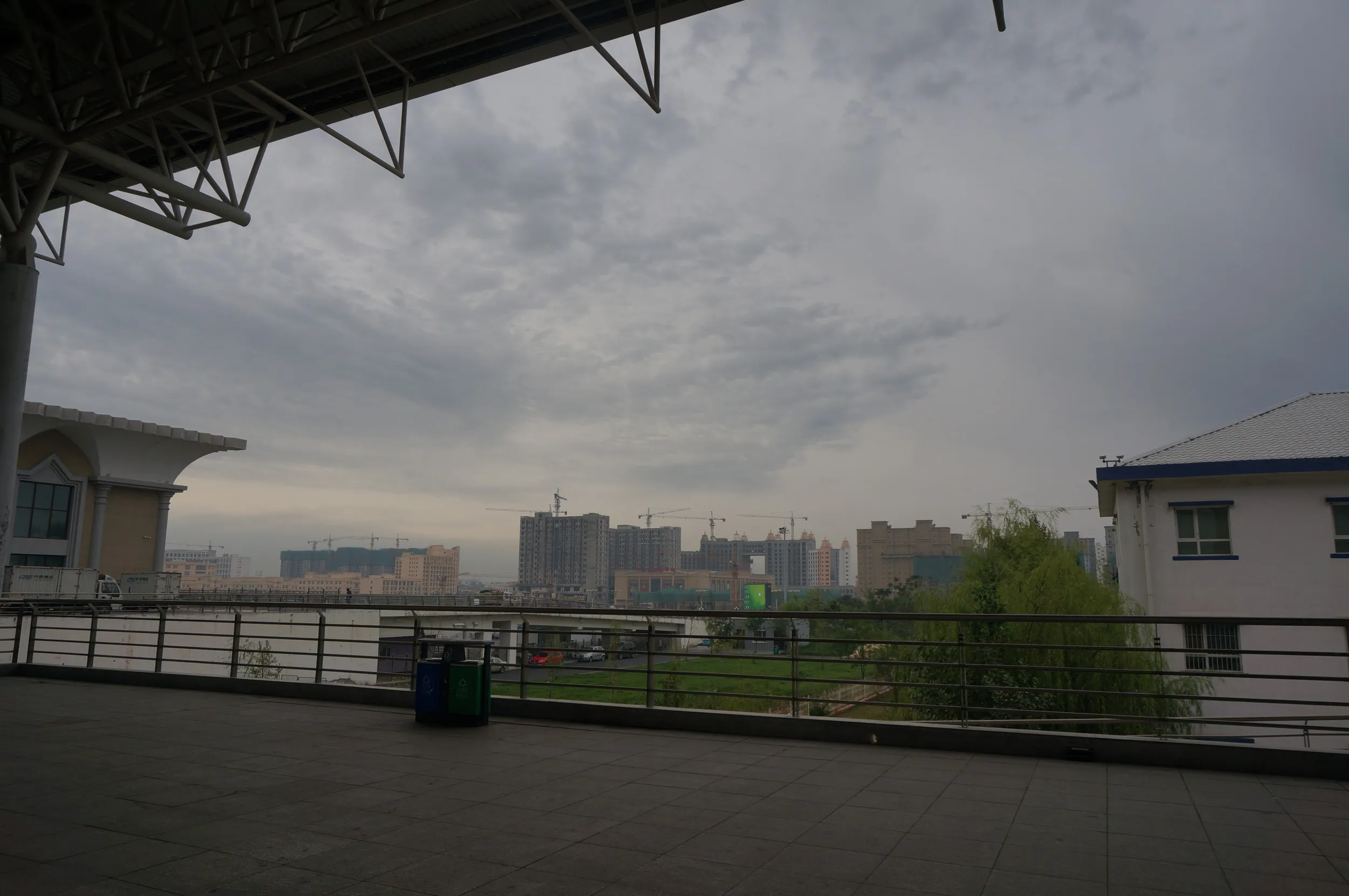 伊寧駅のホーム