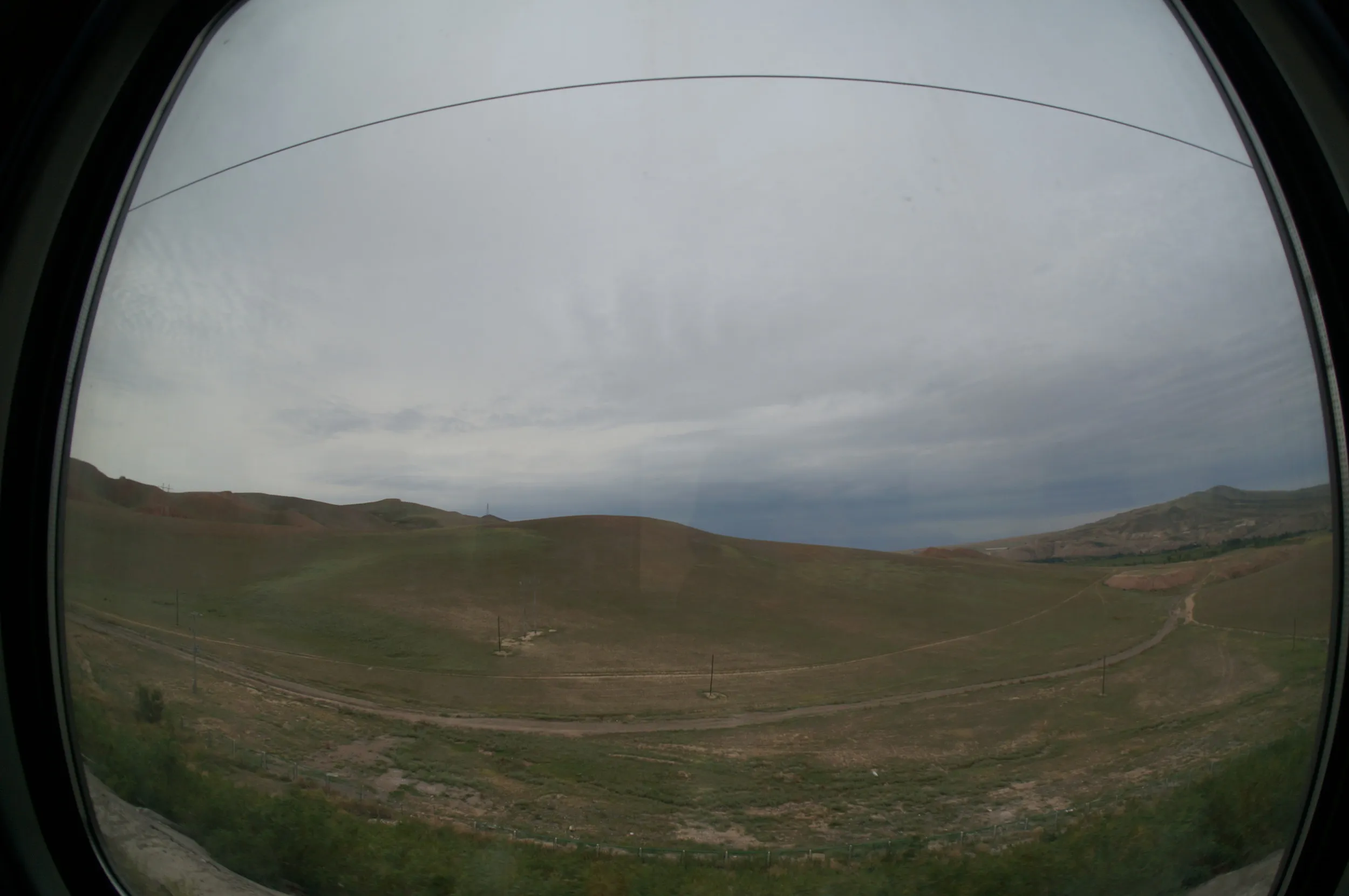 草原地帯を列車は爽快に走り抜ける