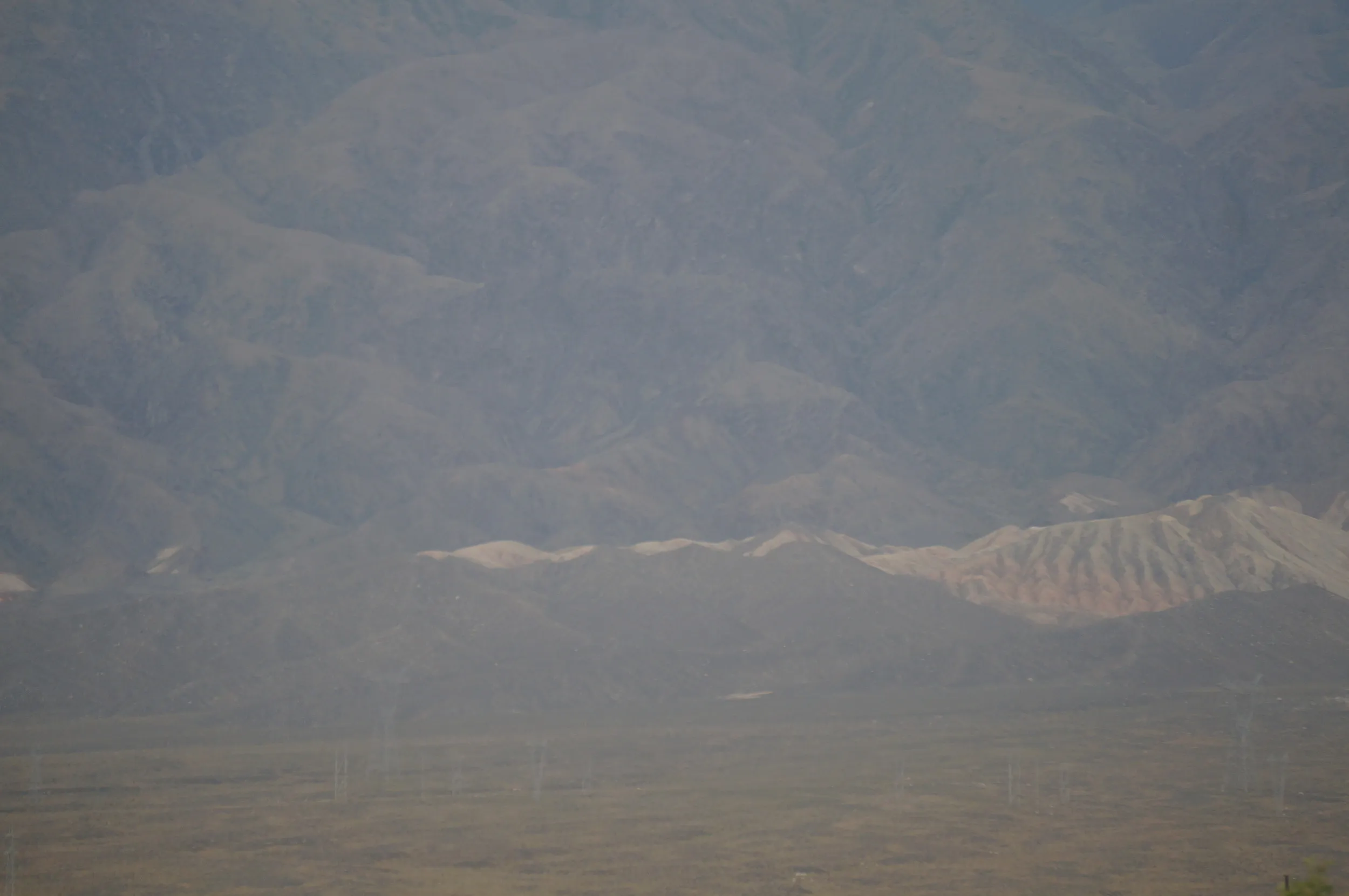 山を望遠レンズで撮影