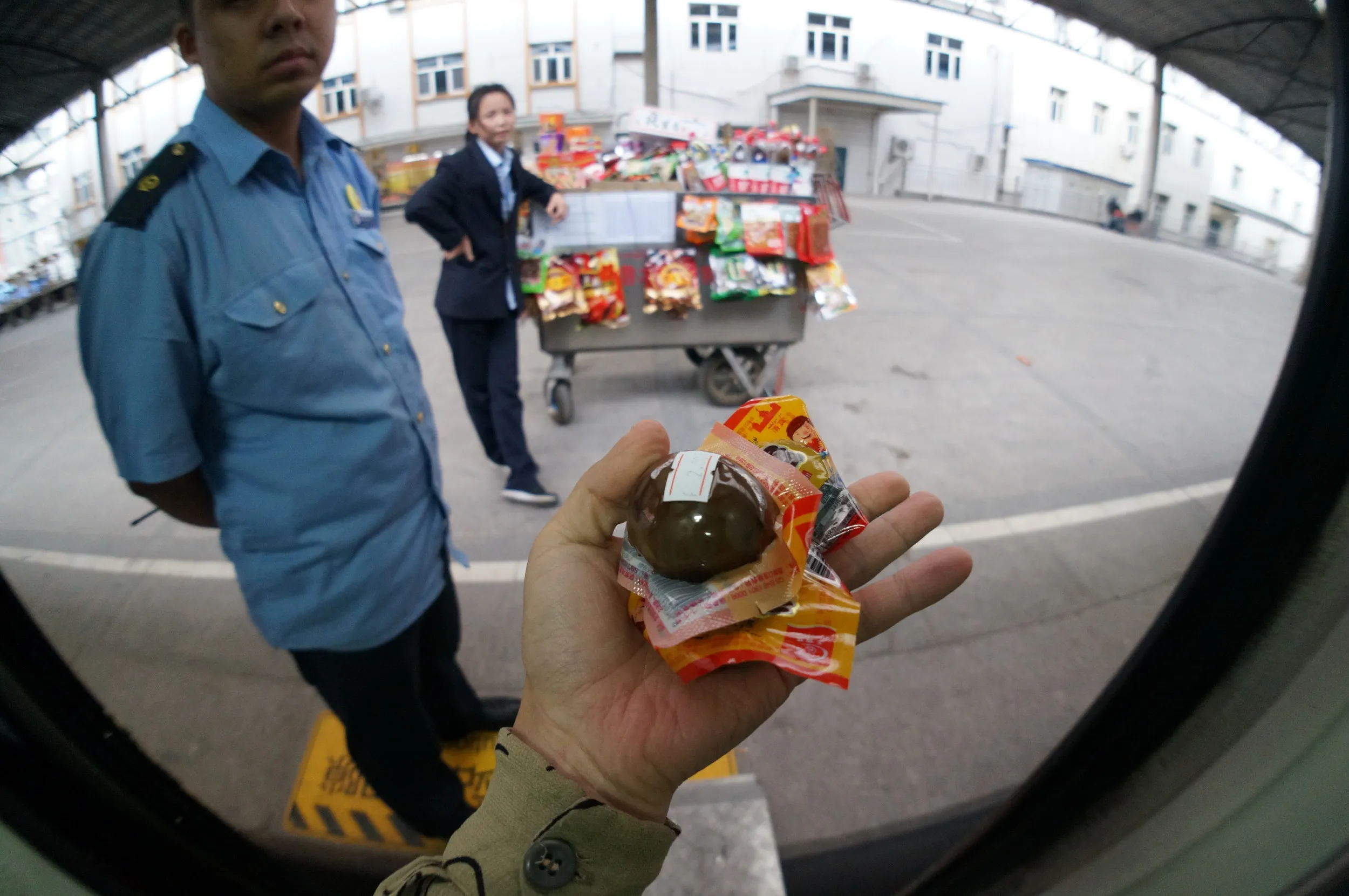 ウルムチ南駅のホームで卵などの食料を購入