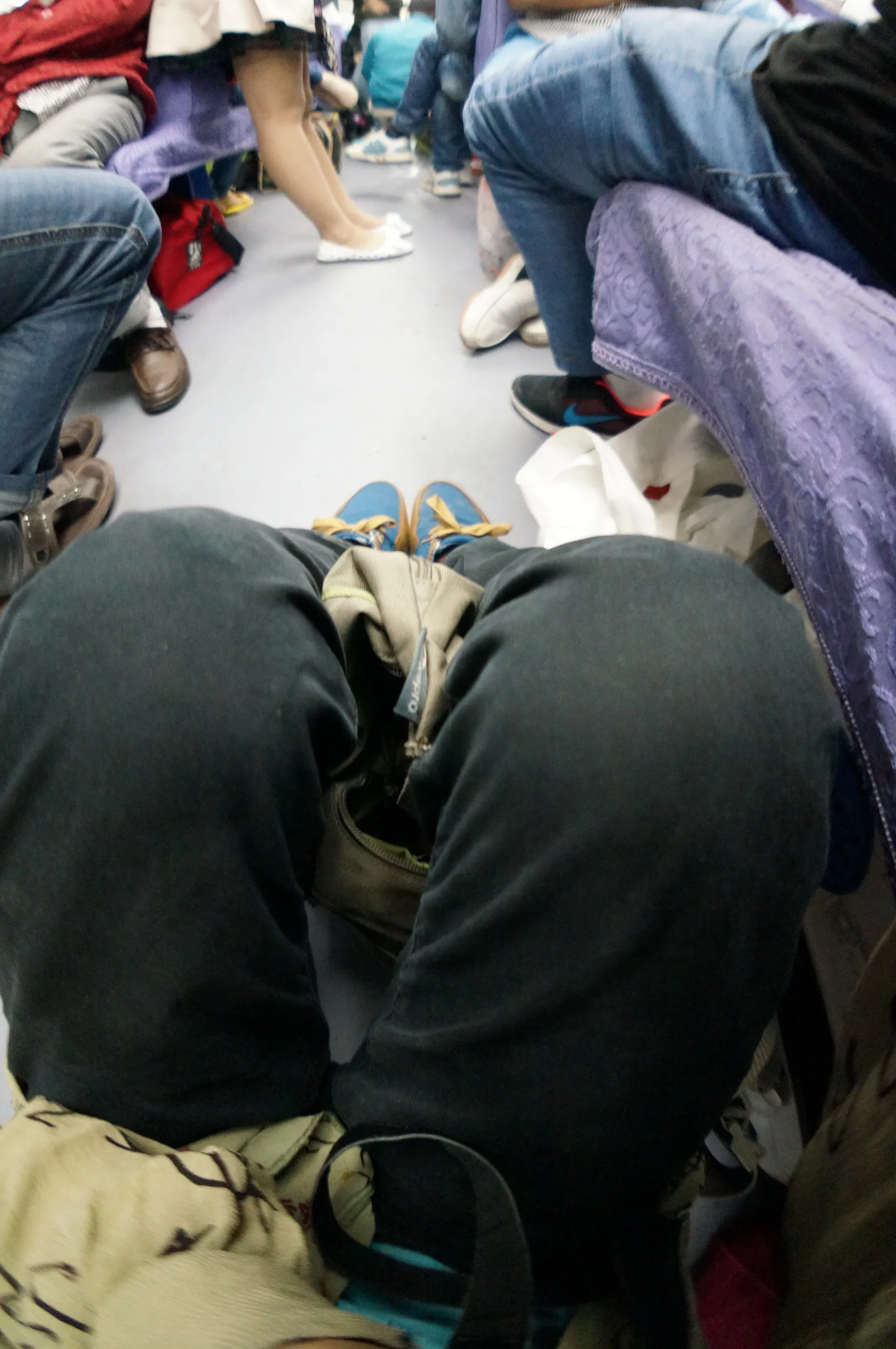 座席のそばに座り休憩