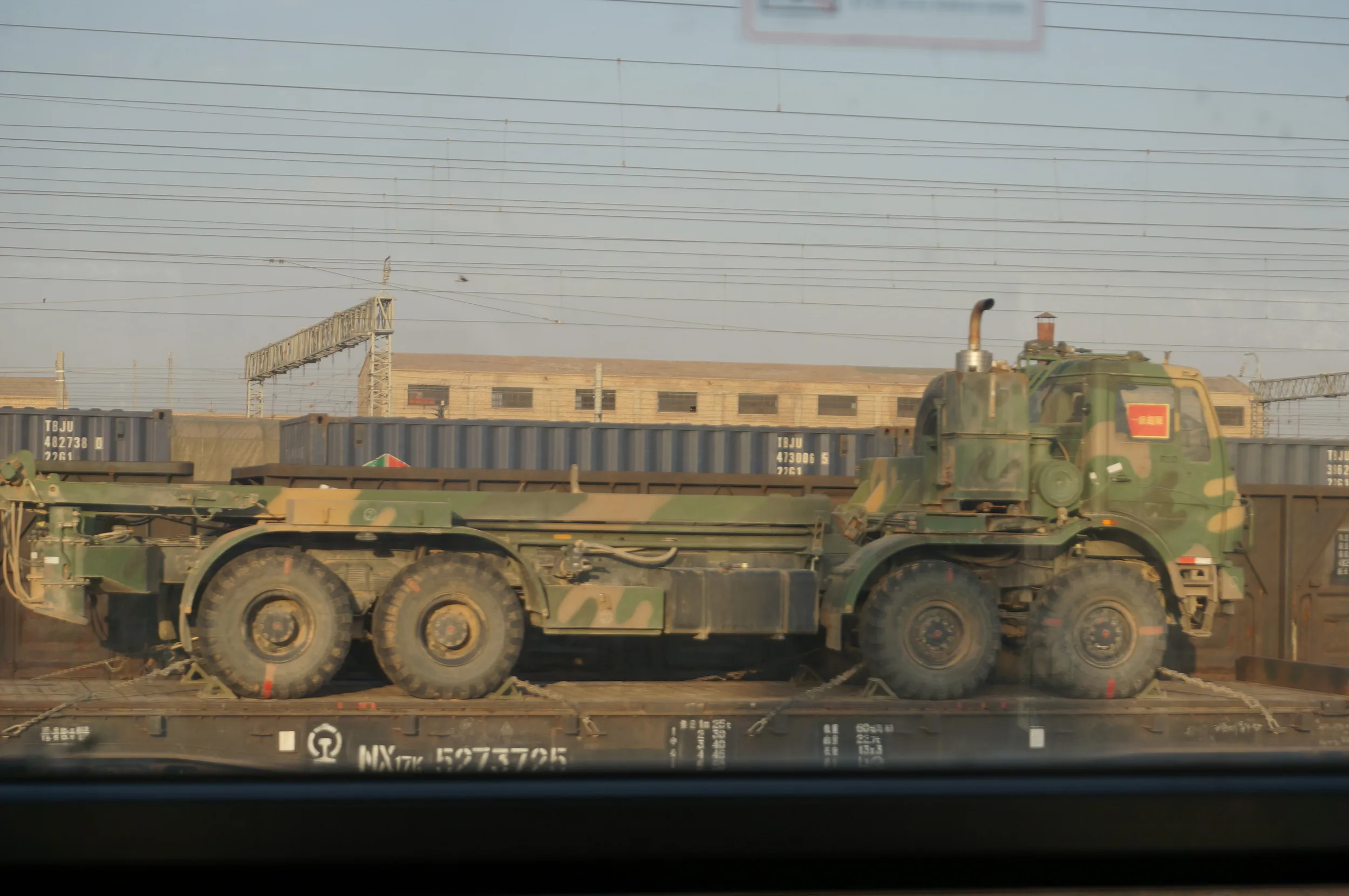 嘉峪関駅に停まっていた人民解放軍の車両