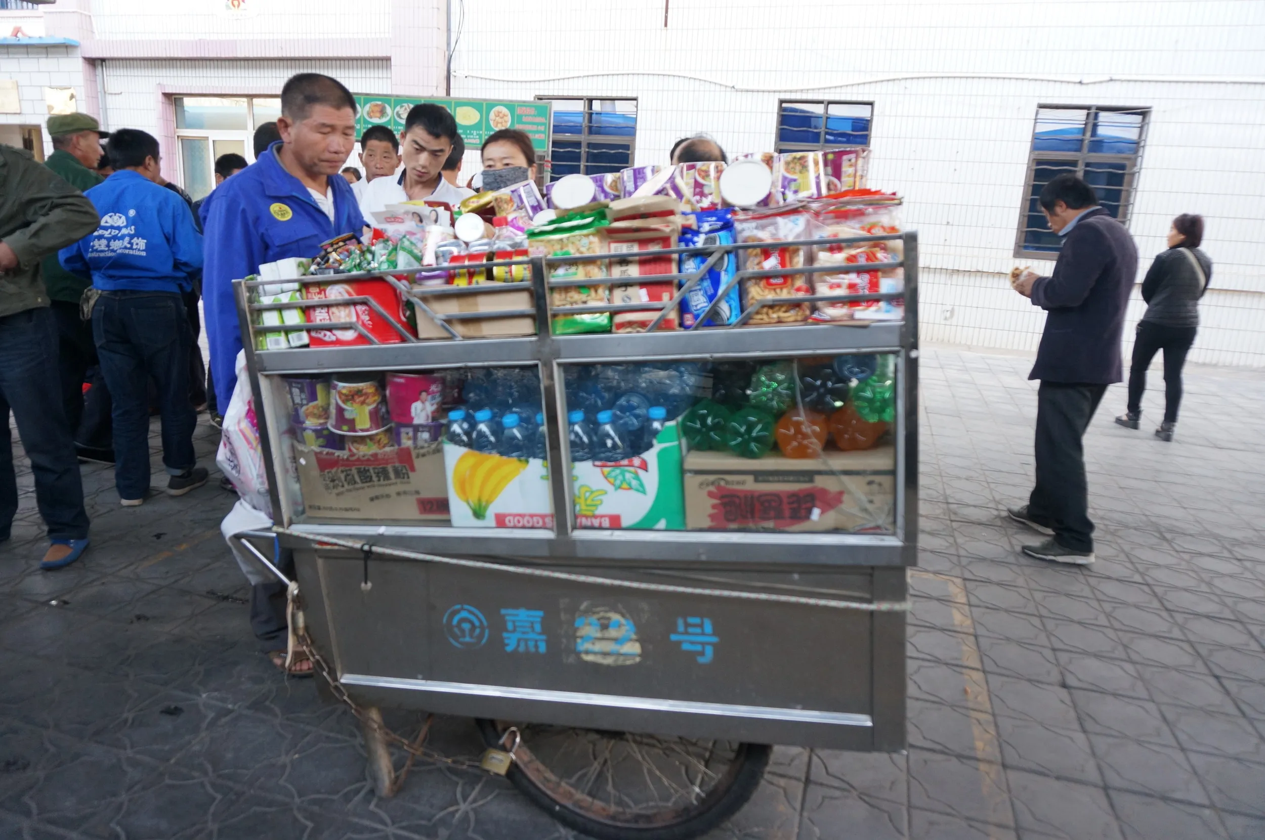 嘉峪関駅のホームの手押し車の売店